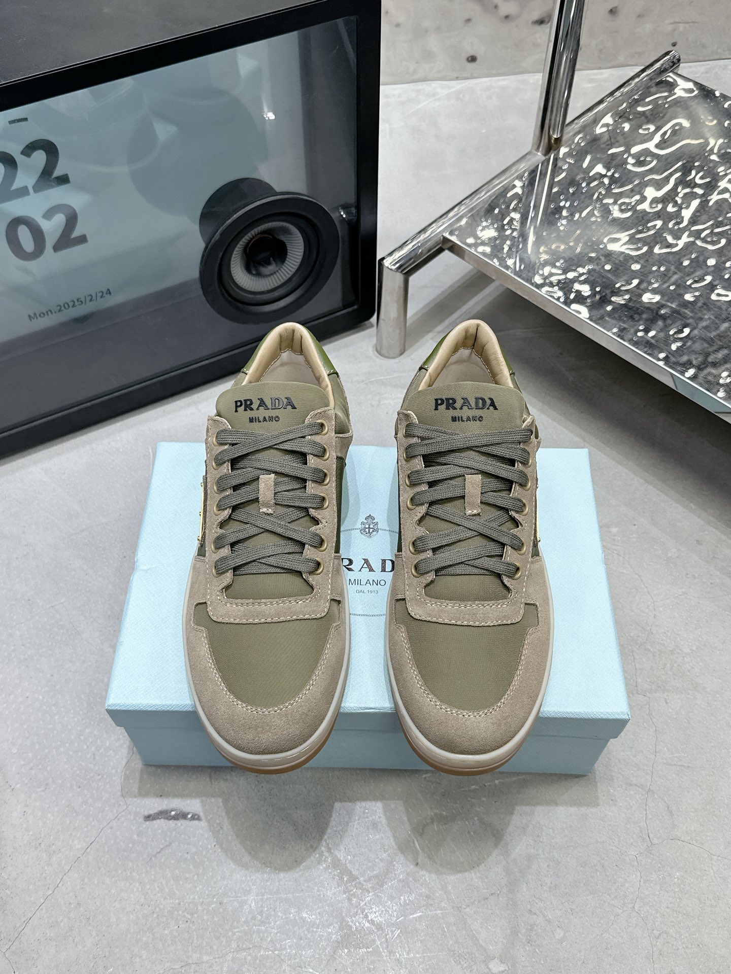 NO:693207,Prada Prada 2025 new sneakers, sports shoes for men and women, same style. Fabric: cowhide/cowhide/open-edge beads. Inner: cowhide outsole. Original molded outsole. Size: 35-45 (46 customized). Price. Extremely cost-effective. Quantity price, no bargaining for bulk orders, casual shoes/sports shoes, prada, prada, sneakers, cowhide19860909Prada 普拉达 2025新款板鞋 运动鞋男女同款 面料: 牛皮/牛猄/开边珠 內里: 牛皮 大底原版开模大底 码数35-45（46定做） 价格 极致性价比跑量价、散单不议价,休闲鞋/运动鞋,prada,prada,sneakers,cowhide,Women's Shoes