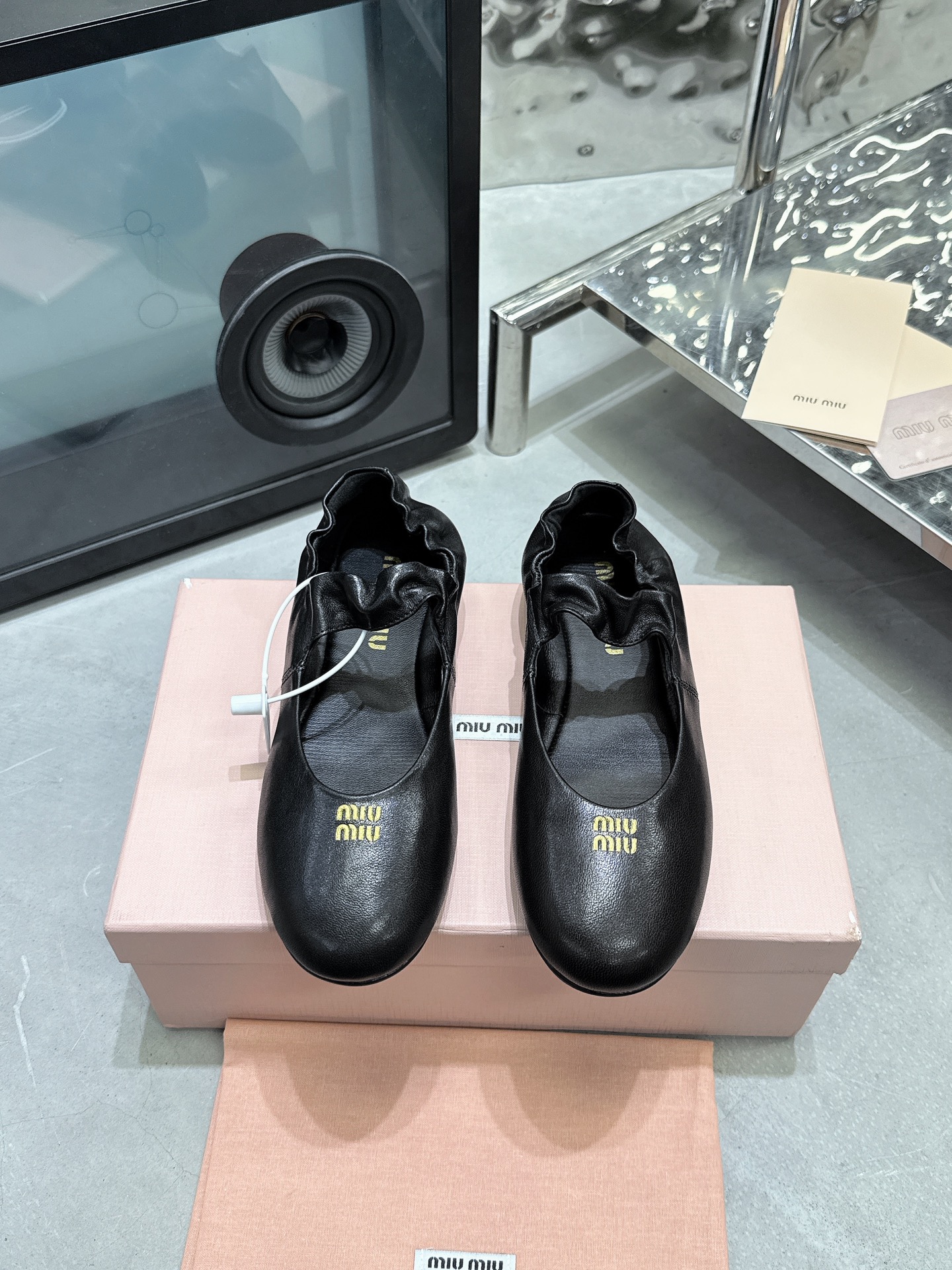 NO:693053,2025 New Miu Miu Flat Ballet Dancing Shoes Fabric: Imported Sheepskin Lining: Sheepskin Outsole Original molded outsole Size 35-40 (customized for 40) Price Extremely cost-effective, no bargaining. Ballet shoes, sheepskin198609092025新款缪缪平底芭蕾跳舞鞋 面料: 进口绵羊皮 內里: 羊皮 大底原版开模大底 码数35-40（40定做） 价格 极致性价比,不议价.,芭蕾舞鞋,sheepskin,Women's Shoes
