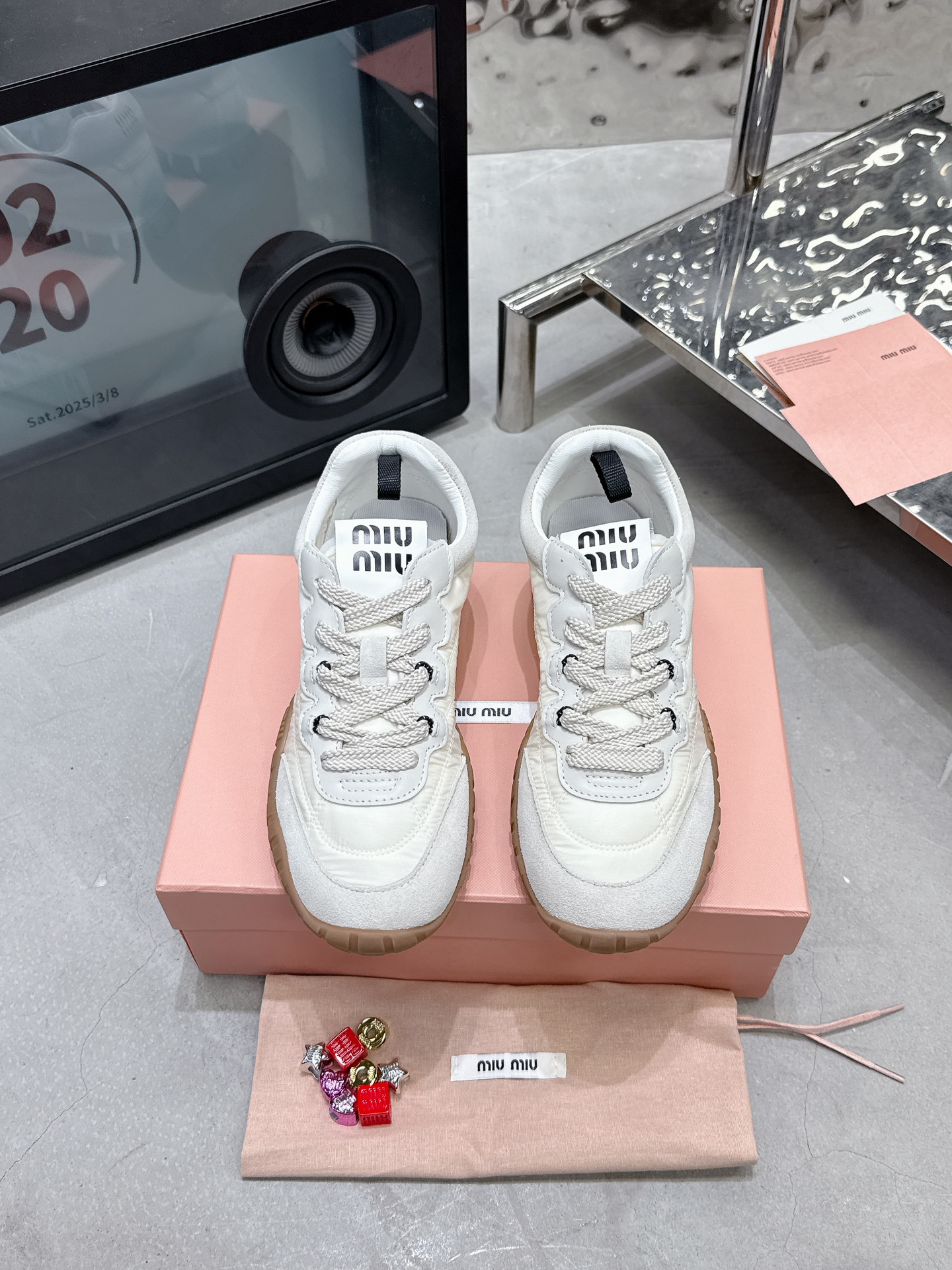 NO:693023,New silk moral training shoes Fabric: Cow/Imported silk Lining: Sheepskin Outsole Original molded outsole Size 35-40 (customized for 40) Price plus buckle +45 Extremely cost-effective, no bargaining. Casual shoes/sports shoes, sneakers, sheepskin, real silk19860909新款真丝德训鞋 面料: 牛猄/进口真丝绸 內里: 羊皮 大底原版开模大底 码数35-40（40定做） 价格 加扣+45 极致性价比,不议价.,休闲鞋/运动鞋,sneakers,sheepskin,real silk,Women's Shoes