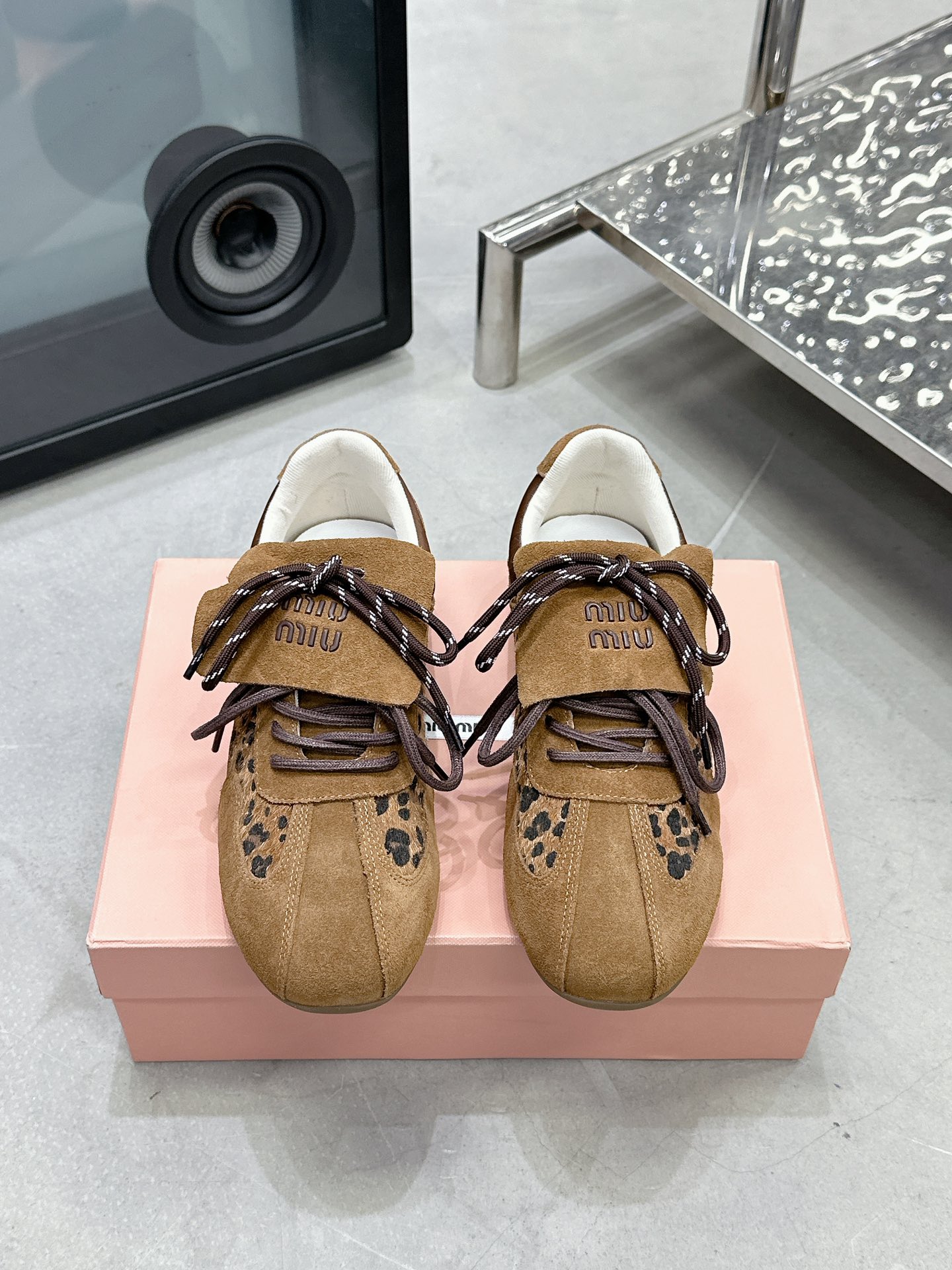 NO:693063,Miu Miu 2025 new leopard print moral training shoes Fabric: Cow/Horse Hair Lining: Sweat-absorbent velvet outsole original molded outsole Size 35-39 (customized for 40) Price Extremely cost-effective, quantity and price, no negotiation for loose orders, casual shoes/sports shoes, miumiu, sneakers19860909Miu Miu 缪缪 2025 新款豹纹德训鞋 面料: 牛猄/马毛 內里: 吸汗绒 大底原版开模大底 码数35-39（40定做） 价格 极致性价比跑量价、散单不议价,休闲鞋/运动鞋,miumiu,sneakers,Women's Shoes