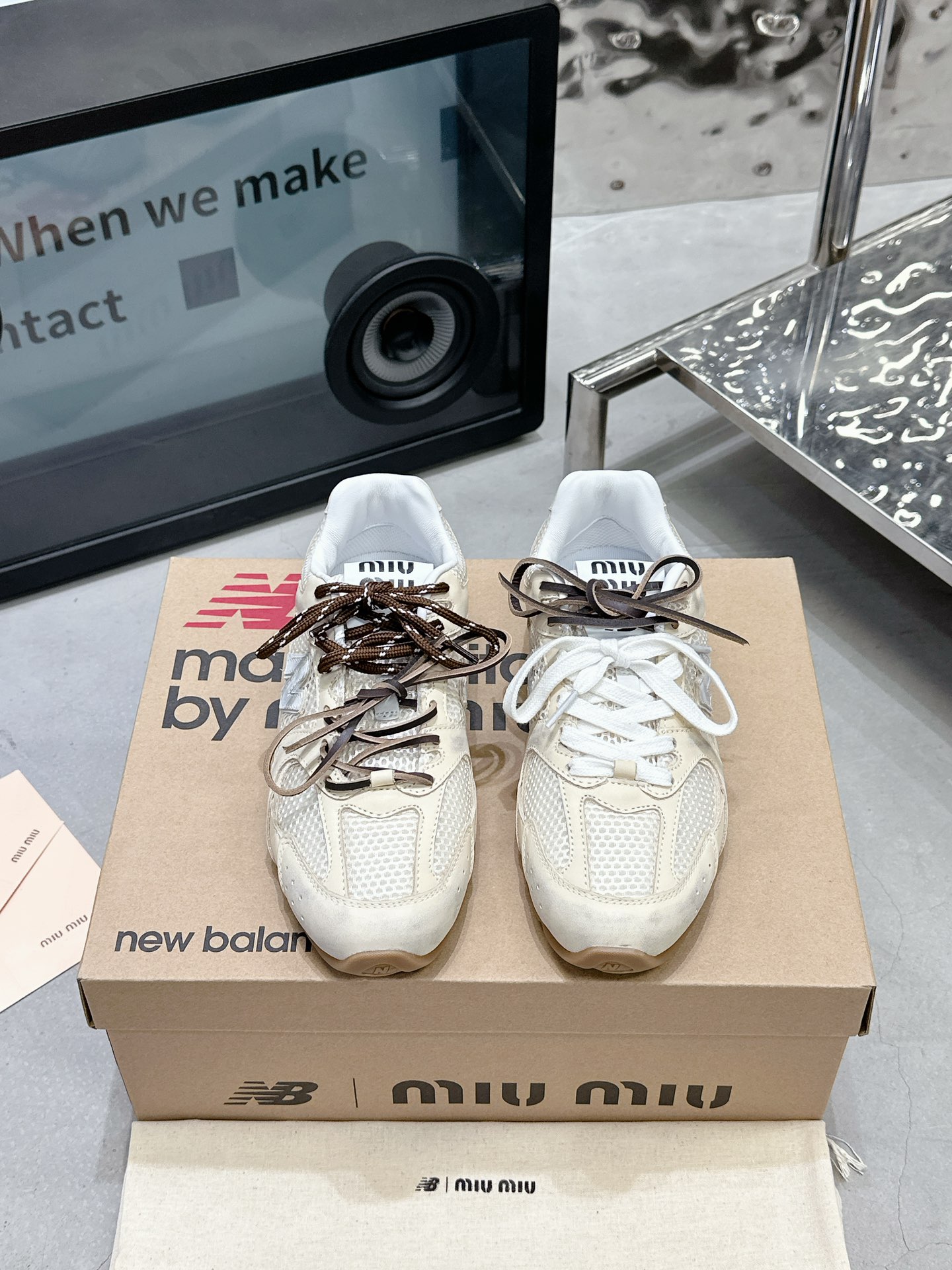 NO:693073,Rubber apricot net shoes MiuMiu Miu Miu co-branded NB 2025 new sports shoes for men and women, same style Fabric: Rubber cowhide/imported net Lining: Sheepskin outsole original molded outsole Size: Female 35-39 Male 39-45 (Customized for females over 40) Price Men's size Extremely cost-effective, quantity-priced, no negotiation for bulk orders, casual shoes/sneakers and half-flops, miumiu, sneakers, cowhide, sheepskin19860909擦色杏网 单鞋 MiuMiu缪缪联名NB 2025新款运动鞋男女同款 面料: 擦色牛皮/进口网 內里: 羊皮 大底原版开模大底 码数女35-39 男39-45（女40以上定做） 价格 男码 极致性价比跑量价、散单不议价,休闲鞋/运动鞋半拖,miumiu,sneakers,cowhide,sheepskin,Women's Shoes