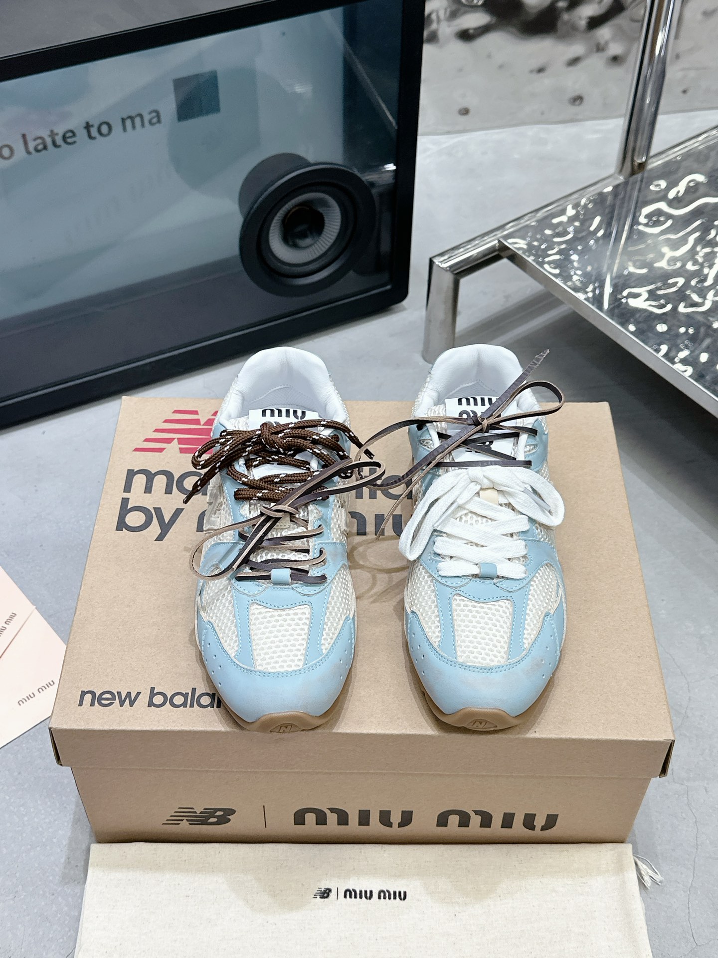 NO:693069,Polished blue mesh single shoes MiuMiu Miu Miu co-branded NB 2025 new sports shoes for men and women. Fabric: polished cowhide/imported mesh. Lining: sheepskin outsole original molded outsole. Size: Female 35-39 Male 39-45 (Customized for females over 40) Price Male size Extremely cost-effective, quantity-priced, no negotiation for bulk orders, casual shoes/sneakers and half-flops, miumiu, sneakers, cowhide, sheepskin19860909擦色蓝网 单鞋 MiuMiu缪缪联名NB 2025新款运动鞋男女同款 面料: 擦色牛皮/进口网 內里: 羊皮 大底原版开模大底 码数女35-39 男39-45（女40以上定做） 价格 男码 极致性价比跑量价、散单不议价,休闲鞋/运动鞋半拖,miumiu,sneakers,cowhide,sheepskin,Women's Shoes