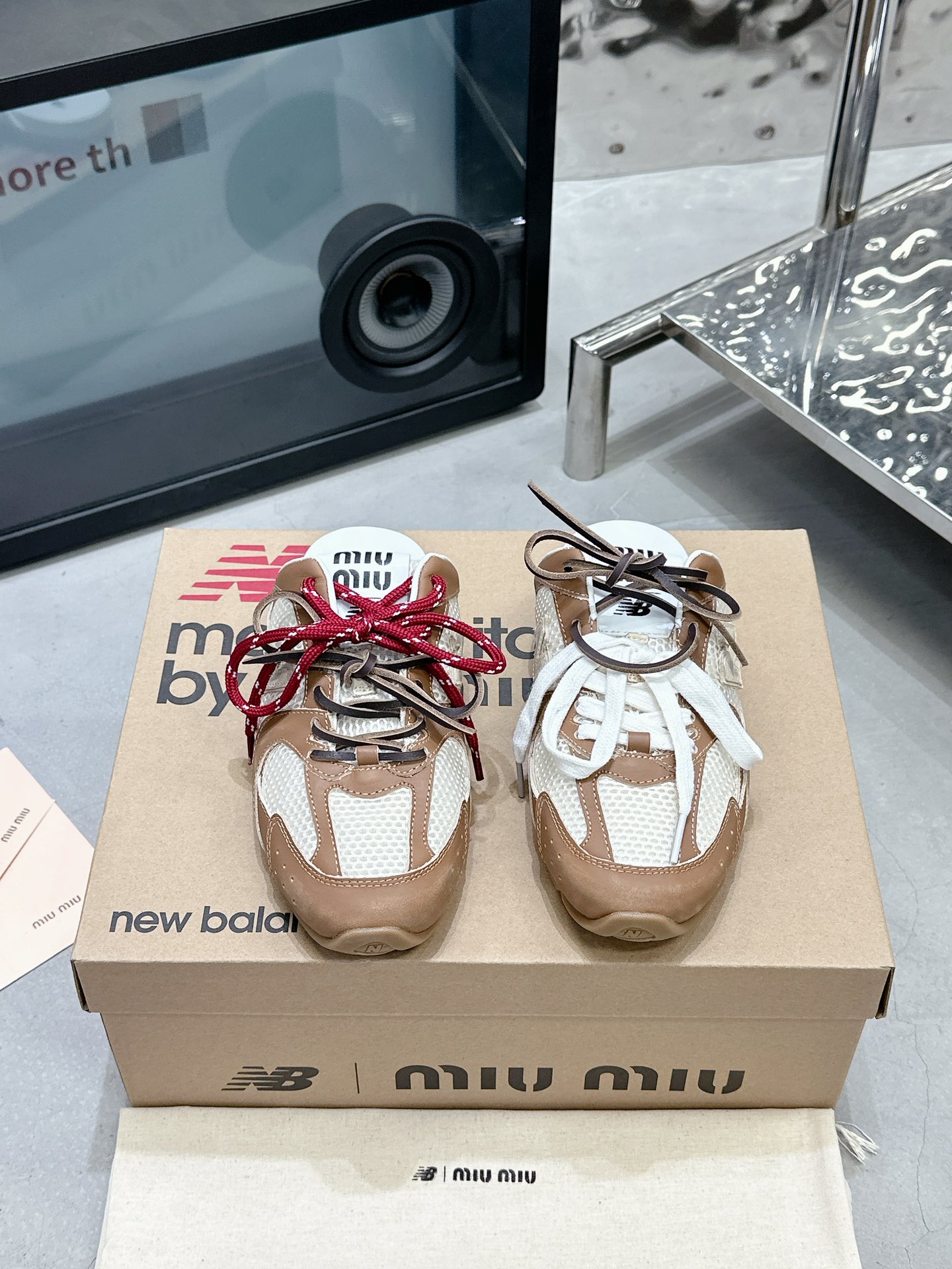 NO:693075,Rubbed brown mesh half-cup MiuMiu co-branded NB 2025 new sports shoes for men and women. Fabric: rubbed cowhide/imported mesh. Lining: sheepskin outsole original molded outsole. Size: Female 35-39 Male 39-45 (Customized for females over 40) Price Male size Extremely cost-effective, quantity-priced, no negotiation for bulk orders, casual shoes/sneakers and half-flops, miumiu, sneakers, cowhide, sheepskin19860909擦色棕网 半托 MiuMiu缪缪联名NB 2025新款运动鞋男女同款 面料: 擦色牛皮/进口网 內里: 羊皮 大底原版开模大底 码数女35-39 男39-45（女40以上定做） 价格 男码 极致性价比跑量价、散单不议价,休闲鞋/运动鞋半拖,miumiu,sneakers,cowhide,sheepskin,Women's Shoes