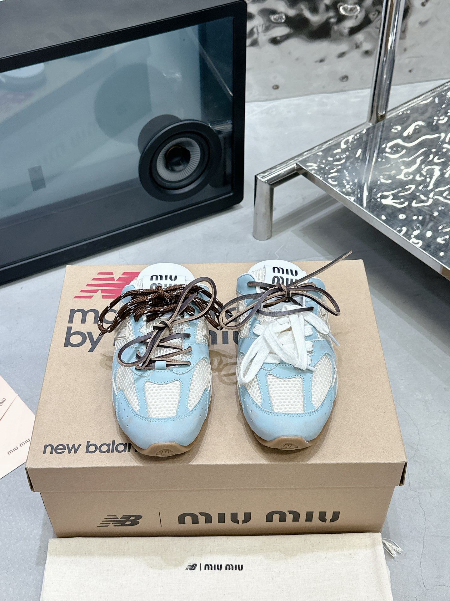 NO:693078,Rubber blue mesh half-cup MiuMiu jointly branded NB 2025 new sports shoes for men and women, same style Fabric: Rubber cowhide/imported mesh Lining: Sheepskin outsole Original molded outsole Size: Female 35-39 Male 39-45 (Customized for females over 40) Price Men's size Extremely cost-effective, quantity-priced, no negotiation for bulk orders, casual shoes/sneakers and half-flops, miumiu, sneakers, cowhide, sheepskin19860909擦色蓝网 半托 MiuMiu缪缪联名NB 2025新款运动鞋男女同款 面料: 擦色牛皮/进口网 內里: 羊皮 大底原版开模大底 码数女35-39 男39-45（女40以上定做） 价格 男码 极致性价比跑量价、散单不议价,休闲鞋/运动鞋半拖,miumiu,sneakers,cowhide,sheepskin,Women's Shoes