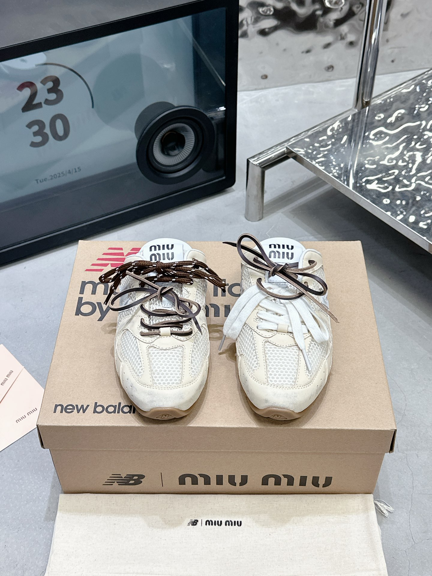 NO:693081,Rubbed apricot mesh half-cup MiuMiu jointly branded NB 2025 new sports shoes for men and women, same style Fabric: Rubbed cowhide/imported mesh Lining: Sheepskin outsole Original molded outsole Size: Female 35-39 Male 39-45 (Customized for females over 40) Price Men's size Extremely cost-effective, quantity-priced, no negotiation for bulk orders, casual shoes/sneakers and half-flops, miumiu, sneakers, cowhide, sheepskin19860909擦色杏网 半托 MiuMiu缪缪联名NB 2025新款运动鞋男女同款 面料: 擦色牛皮/进口网 內里: 羊皮 大底原版开模大底 码数女35-39 男39-45（女40以上定做） 价格 男码 极致性价比跑量价、散单不议价,休闲鞋/运动鞋半拖,miumiu,sneakers,cowhide,sheepskin,Women's Shoes