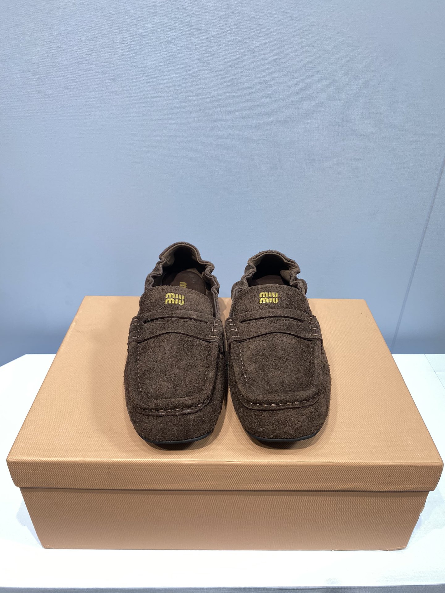 NO:693289,Miu Miu 2025 Square Toe Loafers Flat Dancing Shoes Color Gray Brown Fabric: Imported Australian Cow Velvet Lining: Imported Australian Sheep Leather Outsole Original Open Mold Outsole Size 35-39 (Customized for Women 40) Price Extremely cost-effective, volume price, no negotiation for bulk orders, loafers, miumiu, loafers, sheepskin19860909Miu Miu 2025 方头乐福鞋 平底跳舞鞋 颜色灰咖色 面料: 进口澳洲牛猄绒 內里: 进口澳洲绵羊皮 大底原版开模大底 码数35-39（女40定做） 价格 极致性价比跑量价、散单不议价,乐福鞋,miumiu,loafers,sheepskin,Women's Shoes