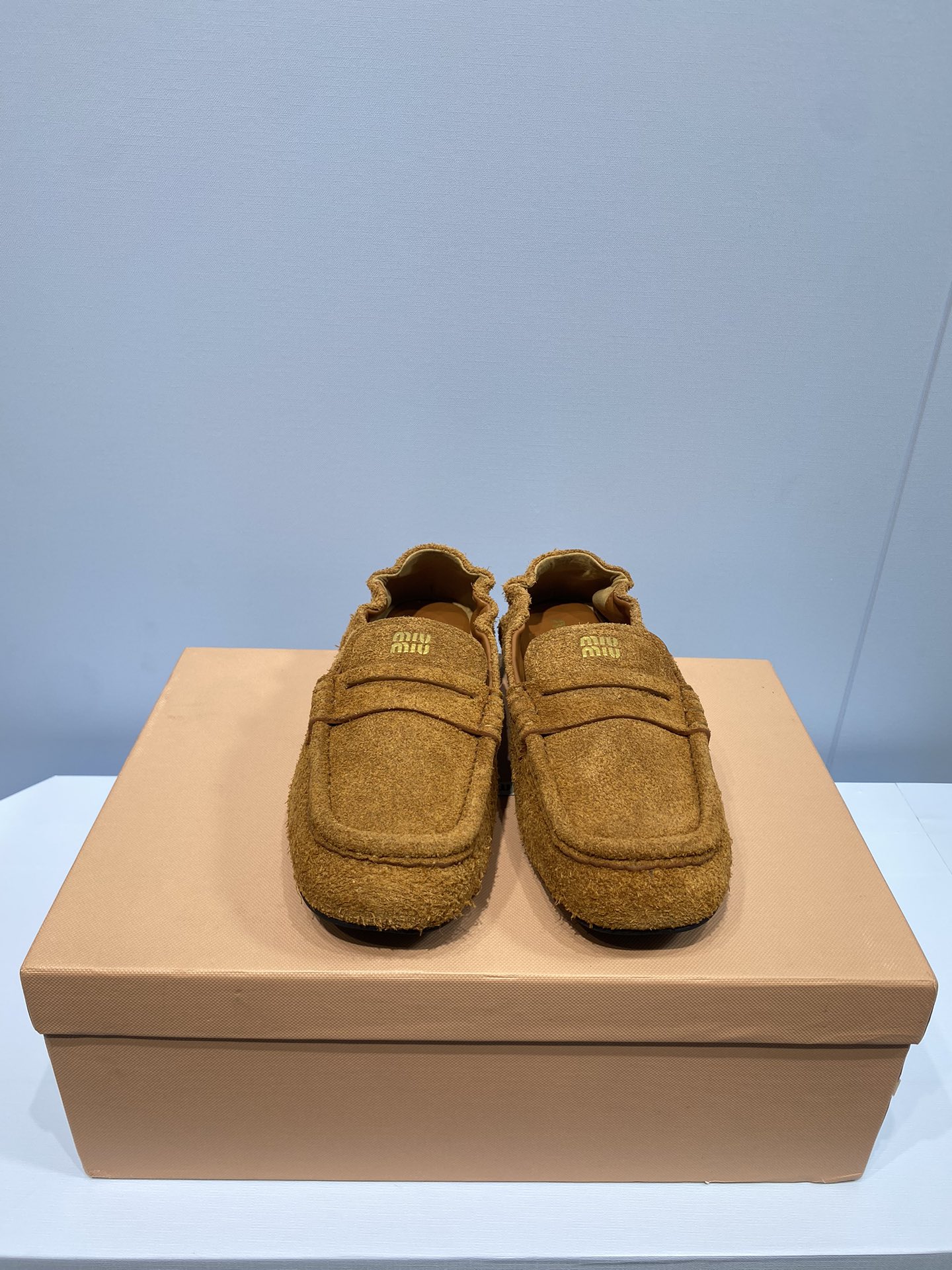 NO:693291,Miu Miu 2025 Square Toe Loafers Flat Dancing Shoes Color Yellow Brown Fabric: Imported Australian Cow Velvet Lining: Imported Australian Sheep Leather Outsole Original Open Mold Outsole Size 35-39 (Customized for Women 40) Price Extremely cost-effective, quantity-priced, no bargaining for loose orders, loafers, miumiu, loafers, sheepskin19860909Miu Miu 2025 方头乐福鞋 平底跳舞鞋 颜色黄棕色 面料: 进口澳洲牛猄绒 內里: 进口澳洲绵羊皮 大底原版开模大底 码数35-39（女40定做） 价格 极致性价比跑量价、散单不议价,乐福鞋,miumiu,loafers,sheepskin,Women's Shoes