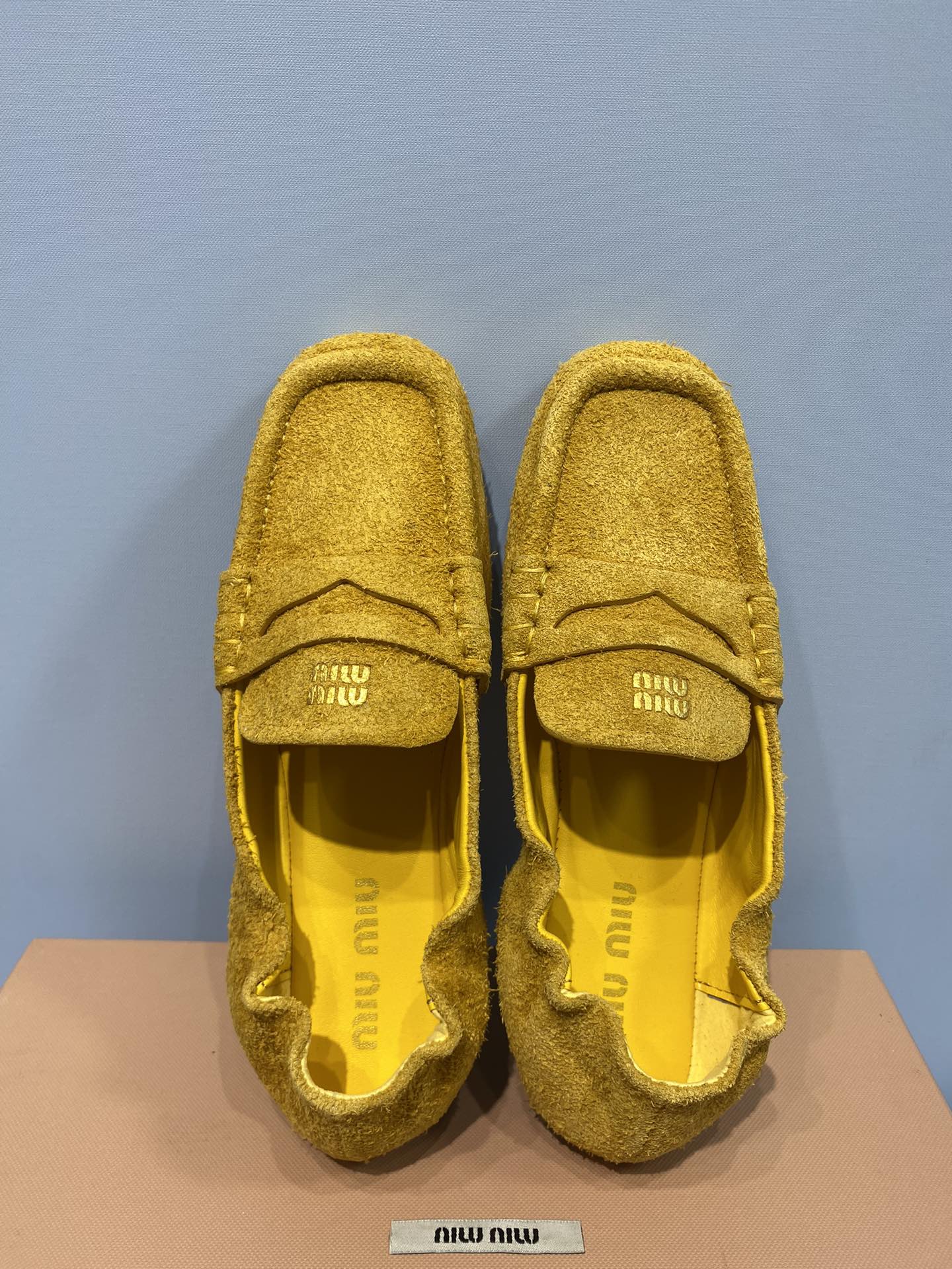 NO:693293,Miu Miu 2025 square-toe loafers, flat dancing shoes, bright yellow color, fabric: imported Australian cow velvet, lining: imported Australian sheepskin outsole, original molded outsole, size 35-39 (customized for women 40), price, extremely cost-effective, volume price, no negotiation for bulk orders, loafers, miumiu, loafers, sheepskin19860909Miu Miu 2025 方头乐福鞋 平底跳舞鞋 颜色鲜黄色 面料: 进口澳洲牛猄绒 內里: 进口澳洲绵羊皮 大底原版开模大底 码数35-39（女40定做） 价格 极致性价比跑量价、散单不议价,乐福鞋,miumiu,loafers,sheepskin,Women's Shoes