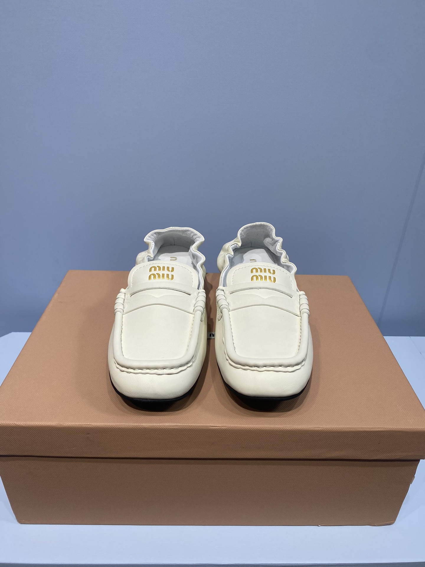 NO:693295,Miu Miu 2025 Square Toe Loafers Flat Dancing Shoes Color Milky White Fabric: Imported Australian Napa Cow Leather Lining: Imported Australian Sheep Leather Outsole Original Open Mold Outsole Size 35-39 (Customized for Women 40) Price Extremely cost-effective, volume price, no negotiation for bulk orders, loafers, miumiu, loafers, cowhide, sheepskin19860909Miu Miu 2025 方头乐福鞋 平底跳舞鞋 颜色乳白色 面料: 进口澳洲纳帕牛皮 內里: 进口澳洲绵羊皮 大底原版开模大底 码数35-39（女40定做） 价格 极致性价比跑量价、散单不议价,乐福鞋,miumiu,loafers,cowhide,sheepskin,Women's Shoes