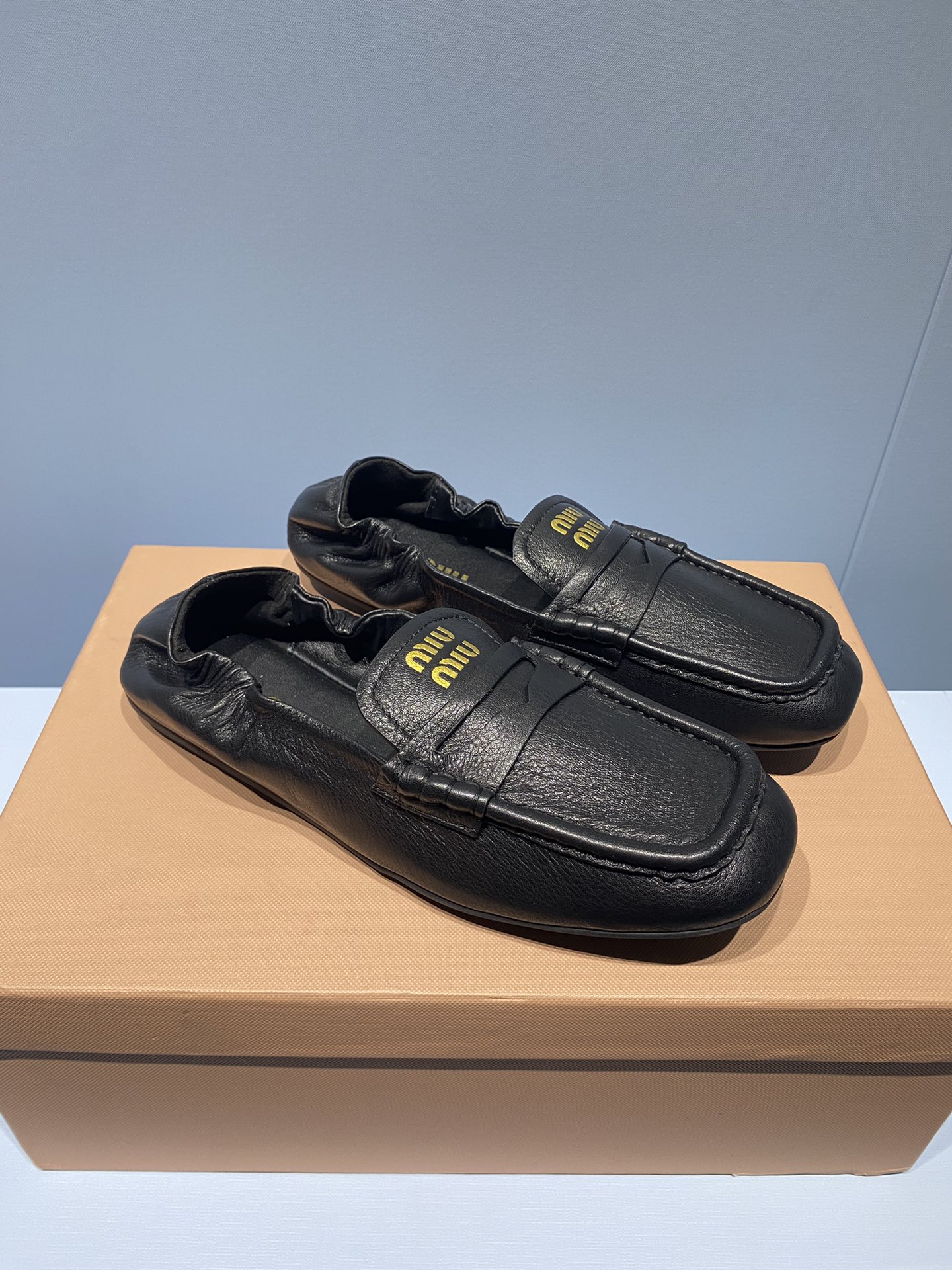 NO:693297,Miu Miu 2025 Square Toe Loafers Flat Dancing Shoes Color Black Fabric: Imported Australian Napa Leather Lining: Imported Australian Sheep Leather Outsole Original Open Mold Outsole Size 35-39 (Customized for Women 40) Price Extremely cost-effective, volume price, no negotiation for bulk orders, loafers, miumiu, loafers, cowhide, sheepskin19860909Miu Miu 2025 方头乐福鞋 平底跳舞鞋 颜色黑色 面料: 进口澳洲纳帕牛皮 內里: 进口澳洲绵羊皮 大底原版开模大底 码数35-39（女40定做） 价格 极致性价比跑量价、散单不议价,乐福鞋,miumiu,loafers,cowhide,sheepskin,Women's Shoes