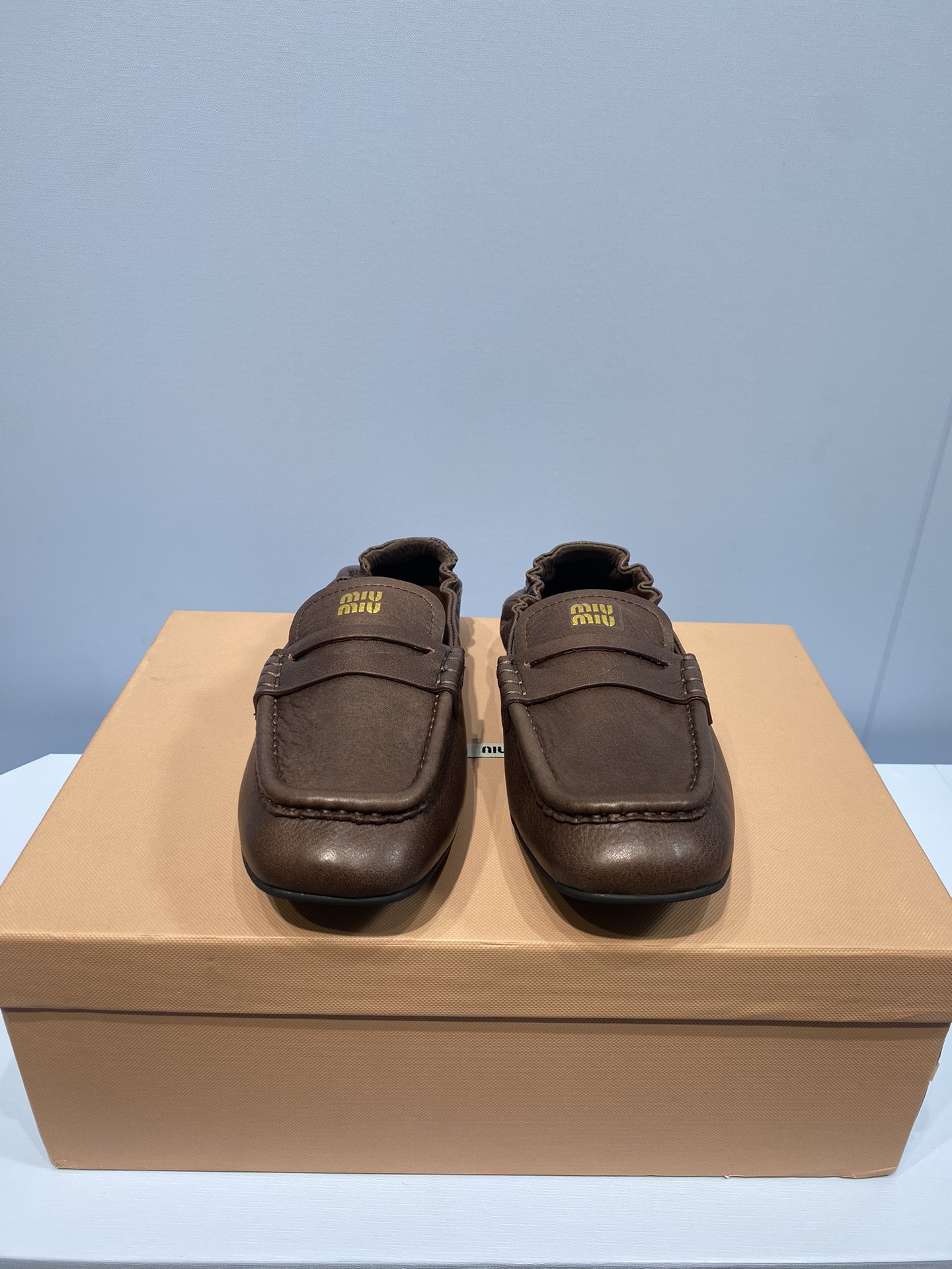 NO:693299,Miu Miu 2025 square-toe loafers, flat dancing shoes, color burgundy, fabric: imported Australian Napa cowhide, lining: imported Australian sheepskin outsole, original molded outsole, size 35-39 (customized for women 40), price, extremely cost-effective, volume price, no negotiation for bulk orders, loafers, miumiu, loafers, cowhide, sheepskin19860909Miu Miu 2025 方头乐福鞋 平底跳舞鞋 颜色酒红色 面料: 进口澳洲纳帕牛皮 內里: 进口澳洲绵羊皮 大底原版开模大底 码数35-39（女40定做） 价格 极致性价比跑量价、散单不议价,乐福鞋,miumiu,loafers,cowhide,sheepskin,Women's Shoes