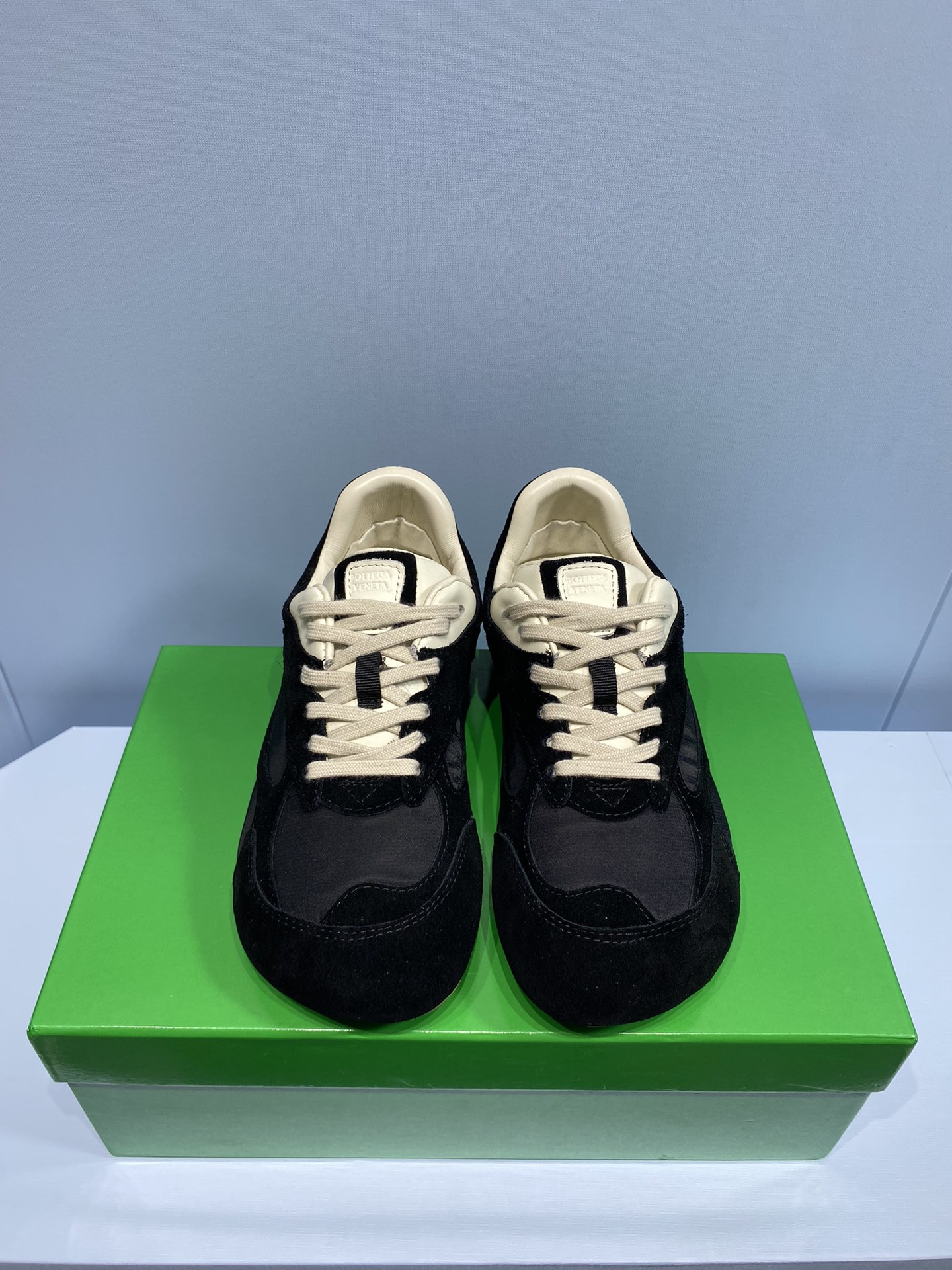 NO:693133,Bottega Veneta BV's latest Orbit series retro casual sports shoes, couple style, color black, fabric: space cloth/cow lining: imported Australian sheepskin outsole, original molded outsole, women's size 35-40 men's size 39-45 price, men's size, extremely cost-effective, volume price, no bargaining for bulk orders, casual shoes/sports shoes, Bottega Veneta, Bottega veneta,bottega veneta,sneakers,sheepskin19860909Bottega Veneta 葆蝶家 BV最新款Orbit 系列 复古休闲运动鞋 情侣款 颜色黑色 面料: 太空布/牛猄 內里: 进口澳洲羊皮 大底开模原版大底 码数女码 35-40 男码 39-45 价格 男码 极致性价比跑量价、散单不议价,休闲鞋/运动鞋,bottega veneta,bottega veneta,bottega veneta,sneakers,sheepskin,Women's Shoes