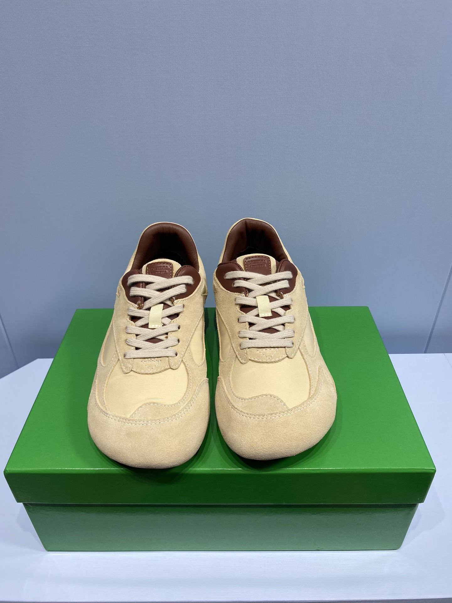 NO:693139,Bottega Veneta BV's latest Orbit series retro casual sports shoes couple model color apricot fabric: space cloth/cow lining: imported Australian sheepskin outsole original outsole size women's size 35-40 men's size 39-45 price men's size extremely cost-effective, volume price, no bargaining for loose orders, casual shoes/sports shoes, Bottega Veneta, Bottega veneta,bottega veneta,sneakers,sheepskin19860909Bottega Veneta 葆蝶家 BV最新款Orbit 系列 复古休闲运动鞋 情侣款 颜色杏色 面料: 太空布/牛猄 內里: 进口澳洲羊皮 大底开模原版大底 码数女码 35-40 男码 39-45 价格 男码 极致性价比跑量价、散单不议价,休闲鞋/运动鞋,bottega veneta,bottega veneta,bottega veneta,sneakers,sheepskin,Women's Shoes