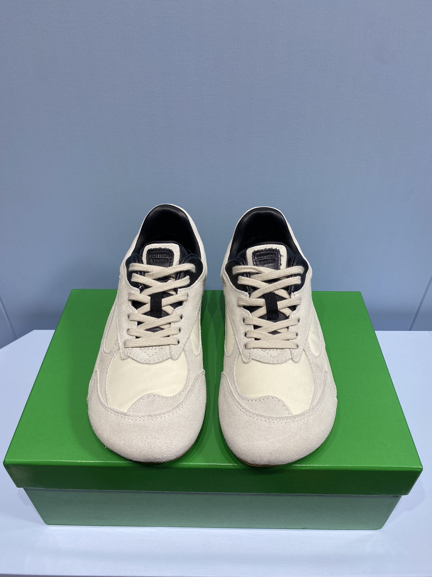 NO:693141,Bottega Veneta BV's latest Orbit series retro casual sports shoes Couple model Color off-white Fabric: Space cloth/cow lining: Imported Australian sheepskin Outsole Original outsole Size Women's size 35-40 Men's size 39-45 Price Men's size The ultimate cost-effective price, no bargaining for loose orders, casual shoes/sports shoes, Bottega Veneta, Bottega veneta,bottega veneta,sneakers,sheepskin19860909Bottega Veneta 葆蝶家 BV最新款Orbit 系列 复古休闲运动鞋 情侣款 颜色米白色 面料: 太空布/牛猄 內里: 进口澳洲羊皮 大底开模原版大底 码数女码 35-40 男码 39-45 价格 男码 极致性价比跑量价、散单不议价,休闲鞋/运动鞋,bottega veneta,bottega veneta,bottega veneta,sneakers,sheepskin,Women's Shoes