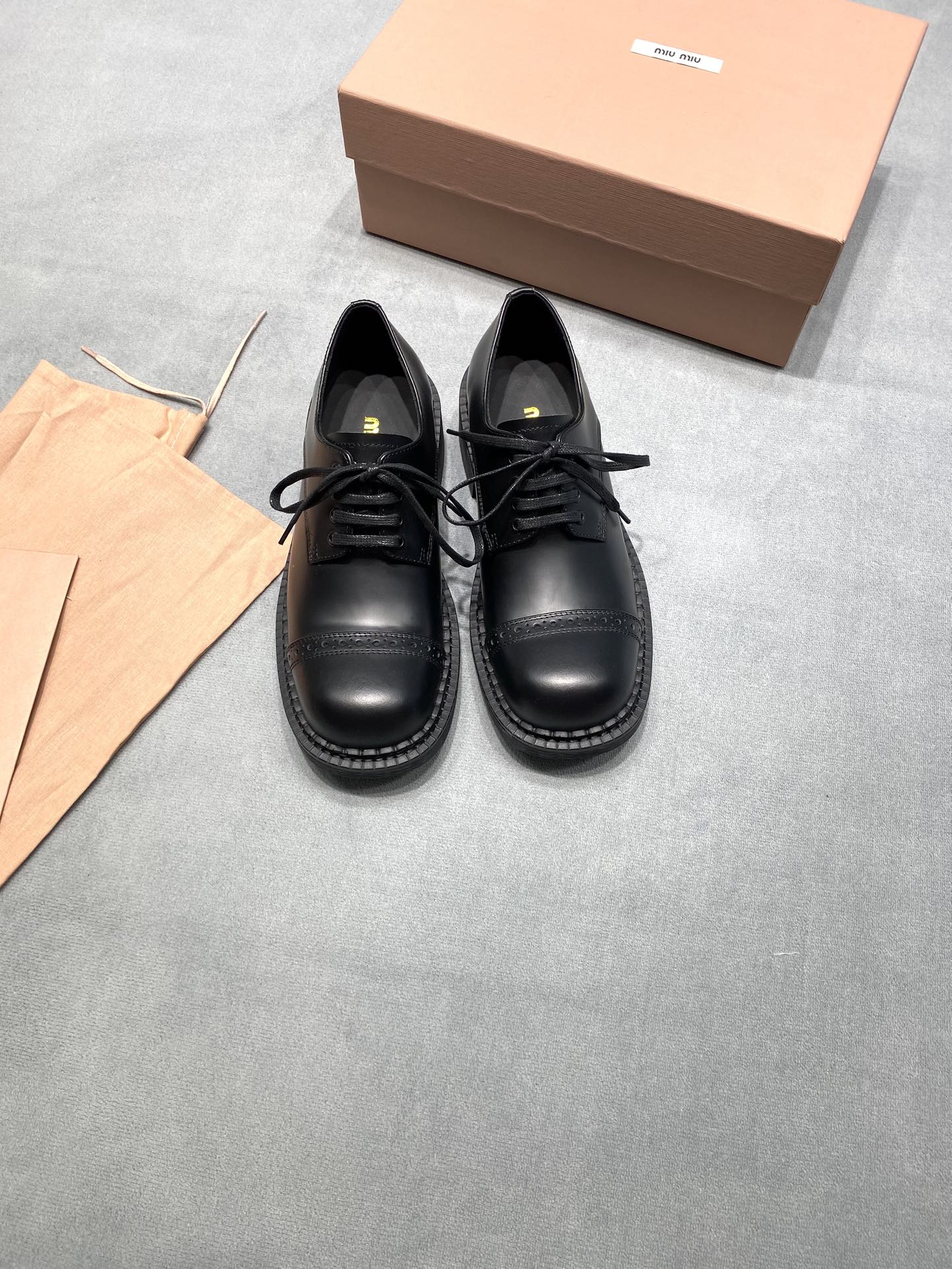 NO:692031,Original development MiuMiu 2025 new low-top brogue carved large leather shoes Color black open edge beads Fabric: Italian imported first layer open edge beads Lining: Italian imported cowhide lining Outsole Original rubber outsole Size 35-39 (40. Customized) Price Extremely cost-effective, volume price, no negotiation for bulk orders, loafers, miumiu, loafers, cowhide19860909原版开发 MiuMiu缪缪 2025 新款低帮布洛克雕花大头皮鞋 颜色黑色开边珠 面料: 意大利进口头层开边珠 內里: 意大利进口牛皮里 大底原版橡胶大底 码数35-39（40.定做） 价格 极致性价比跑量价、散单不议价,乐福鞋,miumiu,loafers,cowhide,Women's Shoes