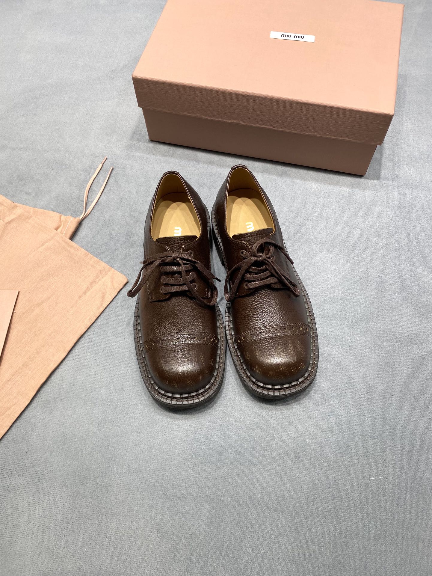 NO:691987,Original development MiuMiu 2025 new distressed and war-damaged version Low-top brogue carved large leather shoes Color brown pebbled cowhide Fabric: Italian imported first-layer cowhide Lining: Italian imported cowhide lining Outsole Original rubber outsole Size 35-39 (40. Customized) Price Extremely cost-effective, volume price, no bargaining for bulk orders, loafers, miumiu, loafers, cowhide19860909原版开发 MiuMiu缪缪 2025 新款做旧战损版 低帮布洛克雕花大头皮鞋 颜色棕色荔纹牛皮 面料: 意大利进口头层牛皮 內里: 意大利进口牛皮里 大底原版橡胶大底 码数35-39（40.定做） 价格 极致性价比跑量价、散单不议价,乐福鞋,miumiu,loafers,cowhide,Women's Shoes