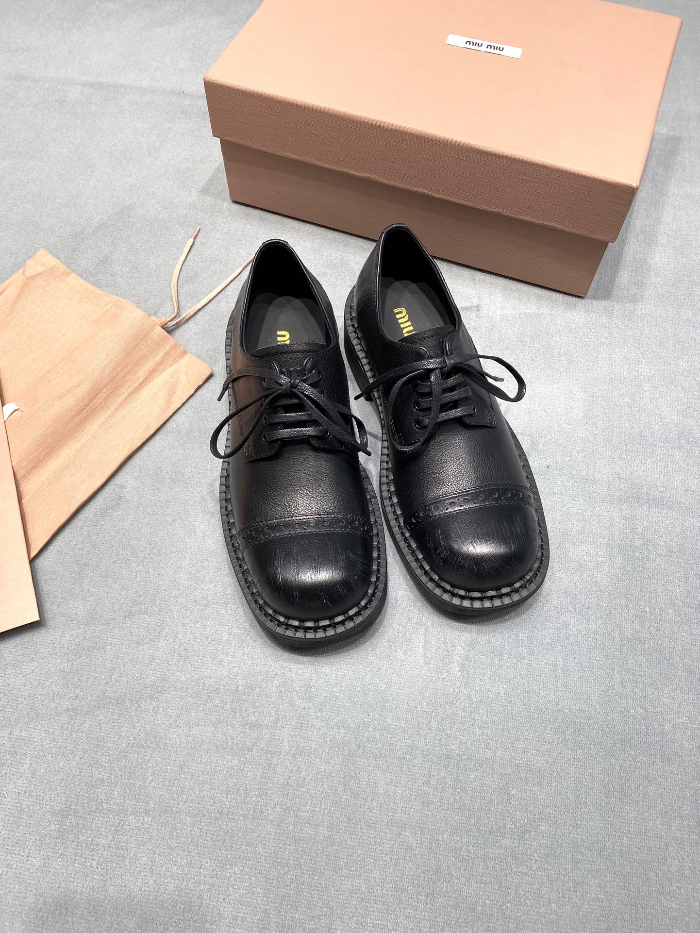 NO:691981,Original development MiuMiu 2025 new distressed and war-damaged version Low-cut brogue carved large leather shoes Color black pebbled cowhide Fabric: Italian imported first-layer cowhide Lining: Italian imported cowhide lining Outsole Original rubber outsole Size 35-39 (40. Customized) Price Extremely cost-effective, volume price, no negotiation for bulk orders, loafers, miumiu, loafers, cowhide19860909原版开发 MiuMiu缪缪 2025 新款做旧战损版 低帮布洛克雕花大头皮鞋 颜色黑色荔纹牛皮 面料: 意大利进口头层牛皮 內里: 意大利进口牛皮里 大底原版橡胶大底 码数35-39（40.定做） 价格 极致性价比跑量价、散单不议价,乐福鞋,miumiu,loafers,cowhide,Women's Shoes