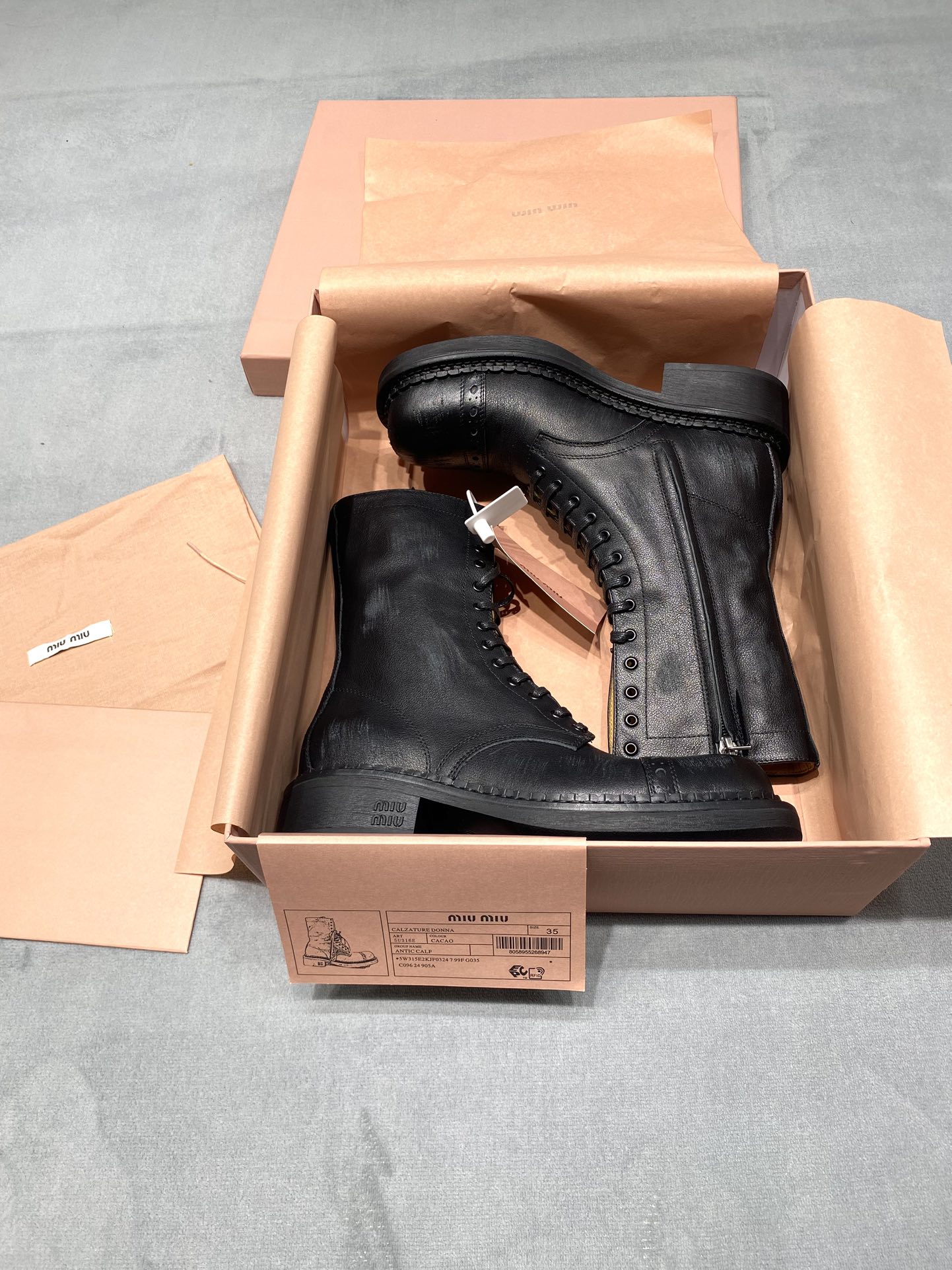 NO:691980,Original development MiuMiu 2025 new distressed war-damaged version Mid-calf boots Brogue carved large leather boots Color black pebbled cowhide Fabric: First-layer cowhide imported from Italy Lining: Italian imported cowhide lining Outsole Original rubber outsole Size 35-39 (40. Customized) Price Extremely cost-effective, volume price, no bargaining for bulk orders, boots, miumiu, boots, cowhide19860909原版开发 MiuMiu缪缪 2025 新款做旧战损版 中筒靴 布洛克雕花大头皮靴 颜色黑色荔纹牛皮 面料: 意大利进口头层牛皮 內里: 意大利进口牛皮里 大底原版橡胶大底 码数35-39（40.定做） 价格 极致性价比跑量价、散单不议价,靴子,miumiu,boots,cowhide,Women's Shoes