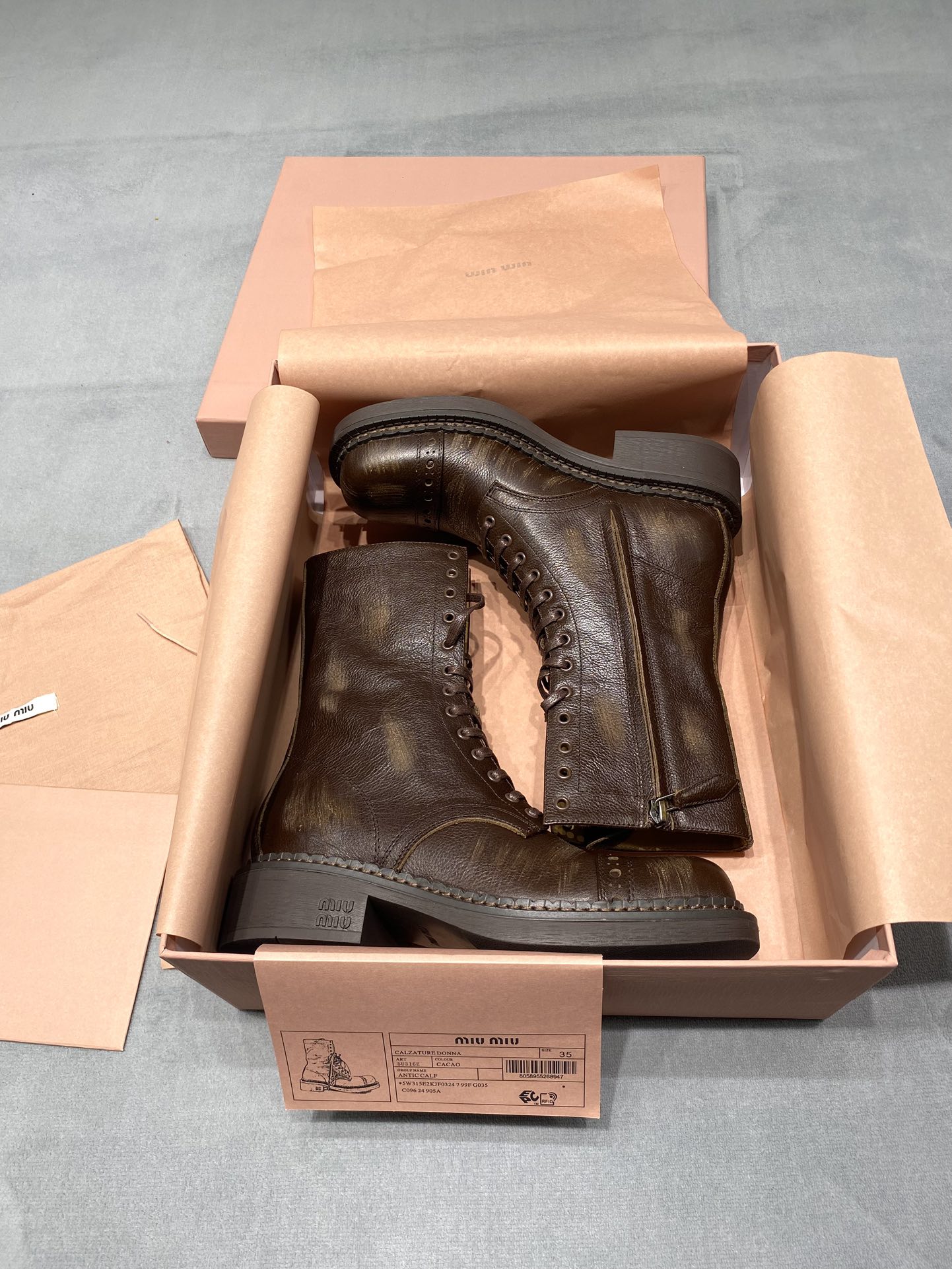 NO:691985,Original development MiuMiu 2025 new distressed war-damaged version Mid-calf boots Brogue carved large leather boots Color brown pebbled cowhide Fabric: First-layer cowhide imported from Italy Lining: Italian imported cowhide lining Outsole Original rubber outsole Size 35-39 (40. Customized) Price Extremely cost-effective, volume price, no bargaining for bulk orders, boots, miumiu, boots, cowhide19860909原版开发 MiuMiu缪缪 2025 新款做旧战损版 中筒靴 布洛克雕花大头皮靴 颜色棕色荔纹牛皮 面料: 意大利进口头层牛皮 內里: 意大利进口牛皮里 大底原版橡胶大底 码数35-39（40.定做） 价格 极致性价比跑量价、散单不议价,靴子,miumiu,boots,cowhide,Women's Shoes