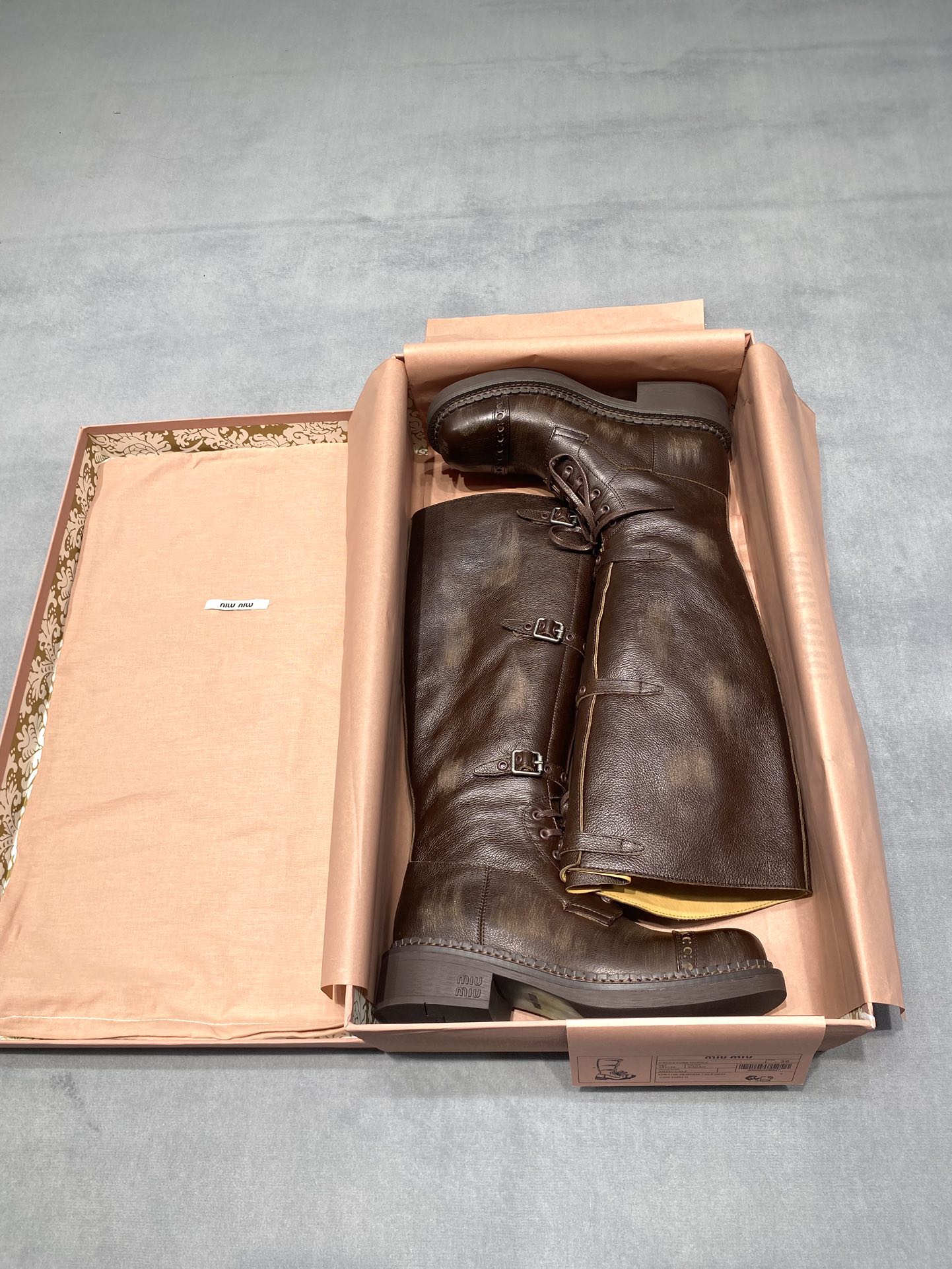 NO:692010,Original development MiuMiu 2025 new distressed war-damaged version high boots Brogue carved big leather boots Color brown pebbled cowhide Fabric: Italian imported first-layer cowhide Lining: Italian imported cowhide lining Outsole Original rubber outsole Size 35-39 (40. Customized) Price Extremely cost-effective, volume price, no bargaining for bulk orders, boots, miumiu, boots, cowhide19860909原版开发 MiuMiu缪缪 2025 新款做旧战损版 高筒靴 布洛克雕花大头皮靴 颜色棕色荔纹牛皮 面料: 意大利进口头层牛皮 內里: 意大利进口牛皮里 大底原版橡胶大底 码数35-39（40.定做） 价格 极致性价比跑量价、散单不议价,靴子,miumiu,boots,cowhide,Women's Shoes