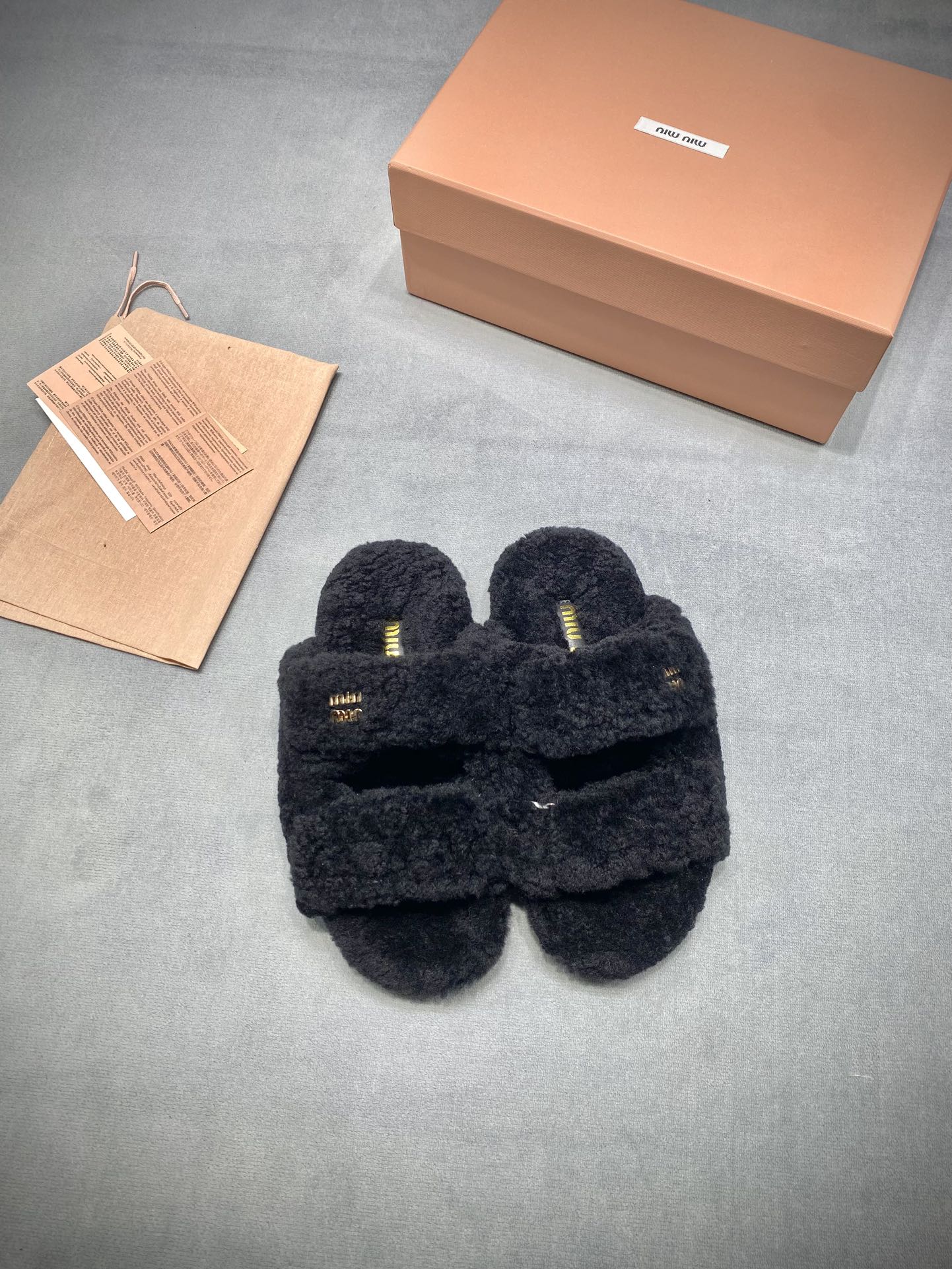 NO:693367,Original development MiuMiu 2025 new autumn and winter Velcro Lazy Sheep Cute Fat Real Wool Lazy Slippers Color Mist Black Fabric: Lamb wool imported from Australia Lining: Lamb wool imported from Australia Outsole Original rubber outsole Size 35-39 (40.41 customized) Price Extremely cost-effective, quantity and price, no bargaining for loose orders, woolen shoes and slippers, miumiu, slippers19860909原版开发 MiuMiu缪缪 2025 新款秋冬魔术贴 懒羊羊萌胖萌胖真羊毛懒人拖鞋 颜色迷雾黑 面料: 澳洲进口羊羔毛 內里: 澳洲进口羊羔毛 大底原版橡胶大底 码数35-39（40.41定做） 价格 极致性价比跑量价、散单不议价,毛毛鞋拖鞋,miumiu,slippers,Women's Shoes