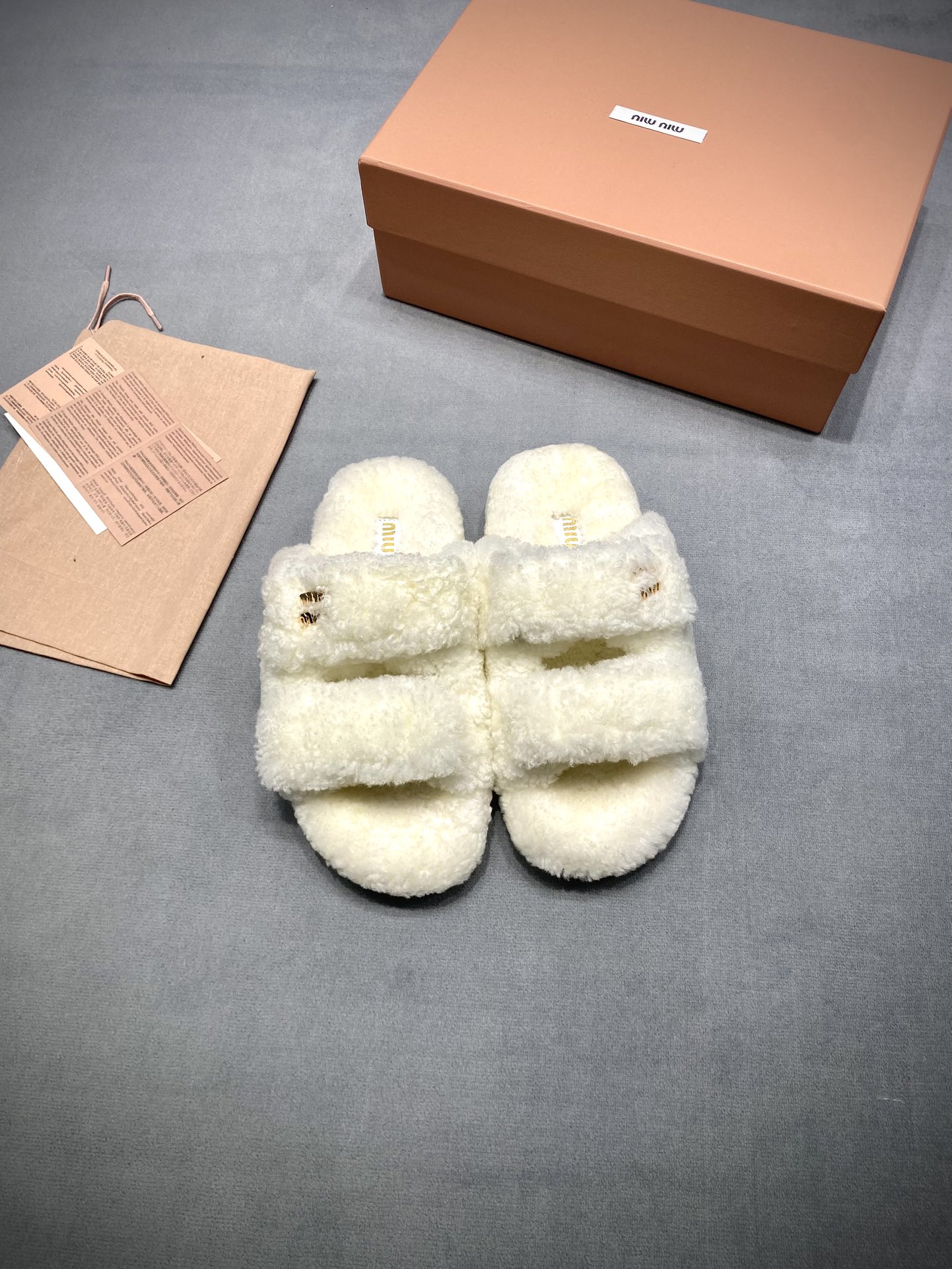NO:693371,Original development MiuMiu 2025 new autumn and winter Velcro Lazy Sheep Cute Fat Real Wool Lazy Slippers Color Swan White Fabric: Lamb wool imported from Australia Lining: Lamb wool imported from Australia Outsole Original rubber outsole Size 35-39 (40.41 customized) Price Extremely cost-effective, quantity and price, no bargaining for loose orders, woolen shoes and slippers, miumiu, slippers19860909原版开发 MiuMiu缪缪 2025 新款秋冬魔术贴 懒羊羊萌胖萌胖真羊毛懒人拖鞋 颜色天鹅白 面料: 澳洲进口羊羔毛 內里: 澳洲进口羊羔毛 大底原版橡胶大底 码数35-39（40.41定做） 价格 极致性价比跑量价、散单不议价,毛毛鞋拖鞋,miumiu,slippers,Women's Shoes
