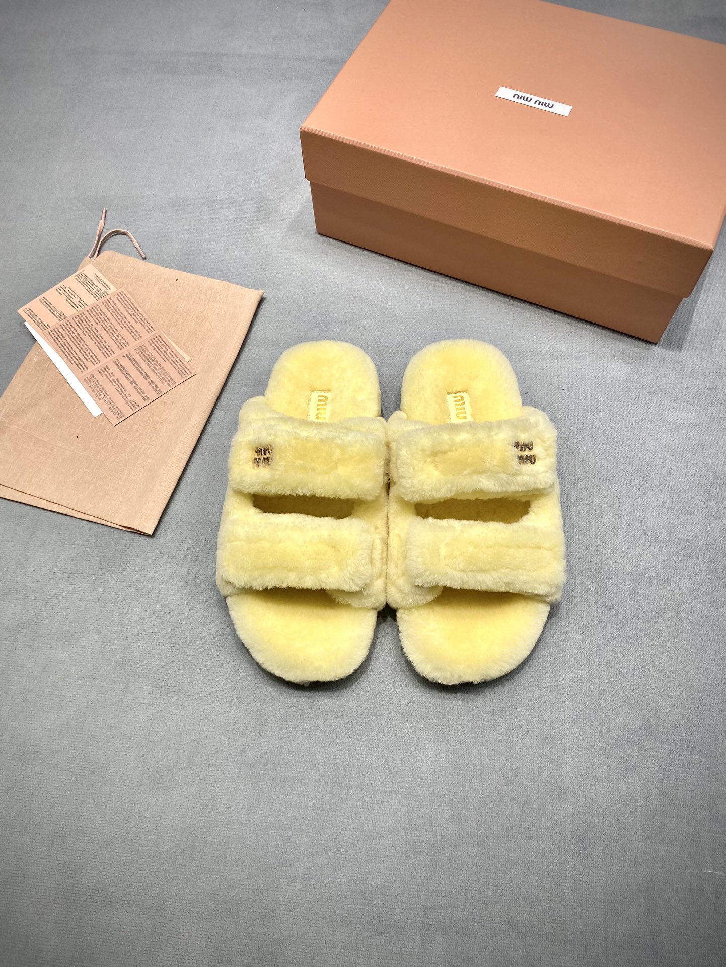 NO:693373,Original development MiuMiu 2025 new autumn and winter Velcro Lazy Sheep cute fat real wool lazy slippers Color cute duck yellow Fabric: Lamb wool imported from Australia Lining: Lamb wool imported from Australia Outsole Original rubber outsole Size 35-39 (40.41 customized) Price Extremely cost-effective, quantity price, no bargaining for loose orders, fur shoes and slippers, miumiu, slippers19860909原版开发 MiuMiu缪缪 2025 新款秋冬魔术贴 懒羊羊萌胖萌胖真羊毛懒人拖鞋 颜色萌鸭黄 面料: 澳洲进口羊羔毛 內里: 澳洲进口羊羔毛 大底原版橡胶大底 码数35-39（40.41定做） 价格 极致性价比跑量价、散单不议价,毛毛鞋拖鞋,miumiu,slippers,Women's Shoes