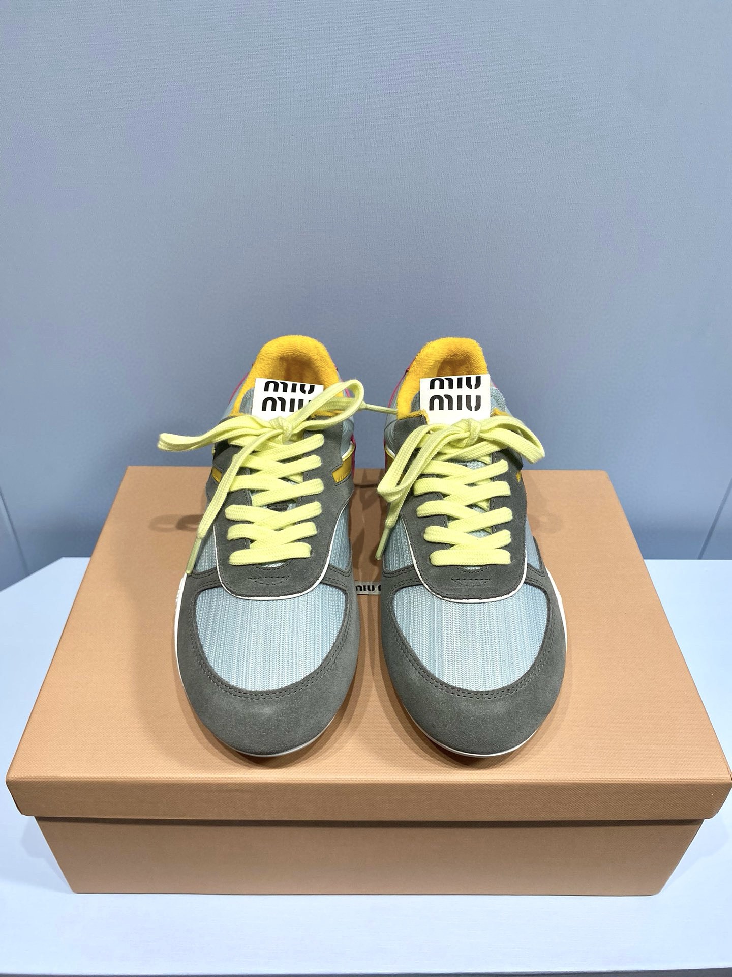 NO:693109,Original development Miu Miu 2025 three-color color matching moral training shoes Forrest Gump shoes Color fruit green Fabric: Imported mesh/cow/cowhide Lining: Imported sweat-absorbent velvet Outsole molded original rubber outsole Size 35-45 (40 for women, 45 for men, customized) Price Men's size Extremely cost-effective, volume price, no bargaining for bulk orders, casual shoes/sports shoes, miumiu, sneakers, cowhide19860909原版开发 Miu Miu 2025三色拼色德训鞋 阿甘鞋 颜色果绿色 面料: 进口网纱/牛猄/牛皮 內里: 进口吸汗绒 大底开模原版橡胶大底 码数35-45（女40 男45 定做） 价格 男码 极致性价比跑量价、散单不议价,休闲鞋/运动鞋,miumiu,sneakers,cowhide,Women's Shoes