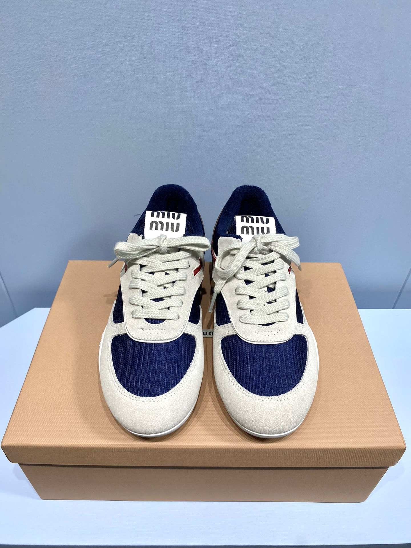 NO:693114,Original development Miu Miu 2025 three-color color matching moral training shoes Forrest shoes Color ivory white Fabric: Imported mesh/cow/cowhide Lining: Imported sweat-absorbent velvet Outsole molded original rubber outsole Size 35-45 (40 for women, 45 for men, customized) Price Men's size Extremely cost-effective, volume price, no bargaining for bulk orders, casual shoes/sports shoes, miumiu, sneakers, cowhide19860909原版开发 Miu Miu 2025三色拼色德训鞋 阿甘鞋 颜色象牙白 面料: 进口网纱/牛猄/牛皮 內里: 进口吸汗绒 大底开模原版橡胶大底 码数35-45（女40、男45定做） 价格 男码 极致性价比跑量价、散单不议价,休闲鞋/运动鞋,miumiu,sneakers,cowhide,Women's Shoes
