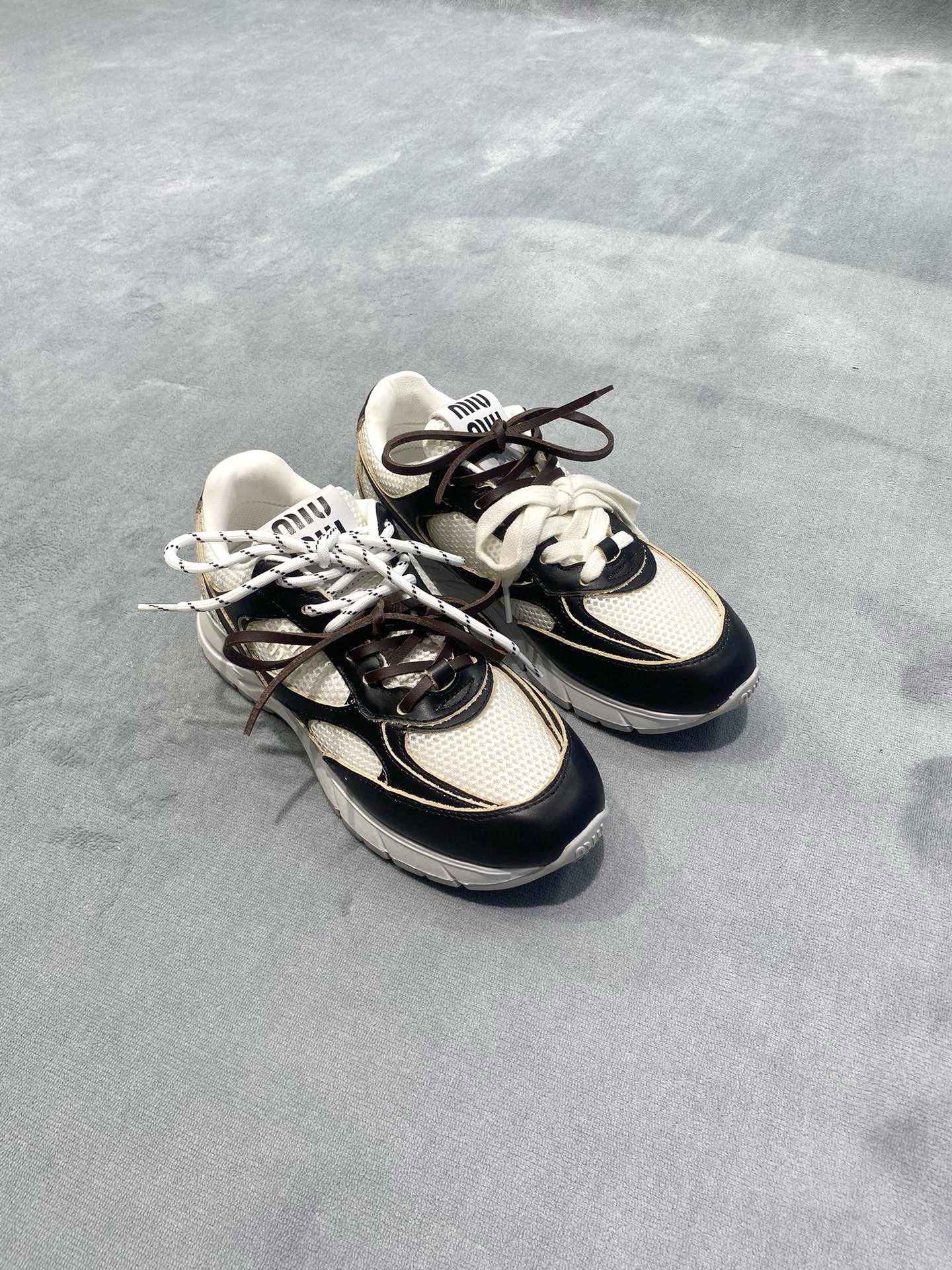 NO:693090,MiuMiu 2025 new daddy sneakers, color black leather and white mesh, fabric: polished cowhide/imported mesh, lining: sheepskin outsole, original molded outsole, size female 35-39 (40 customized), price, extremely cost-effective, volume price, no bargaining for bulk orders, casual shoes/sneakers, miumiu, sneakers, cowhide, sheepskin19860909MiuMiu缪缪2025新款老爹鞋运动鞋 颜色黑皮拼白网 面料: 擦色牛皮/进口网 內里: 羊皮 大底原版开模大底 码数女35-39（40定做） 价格 极致性价比跑量价、散单不议价,休闲鞋/运动鞋,miumiu,sneakers,cowhide,sheepskin,Women's Shoes