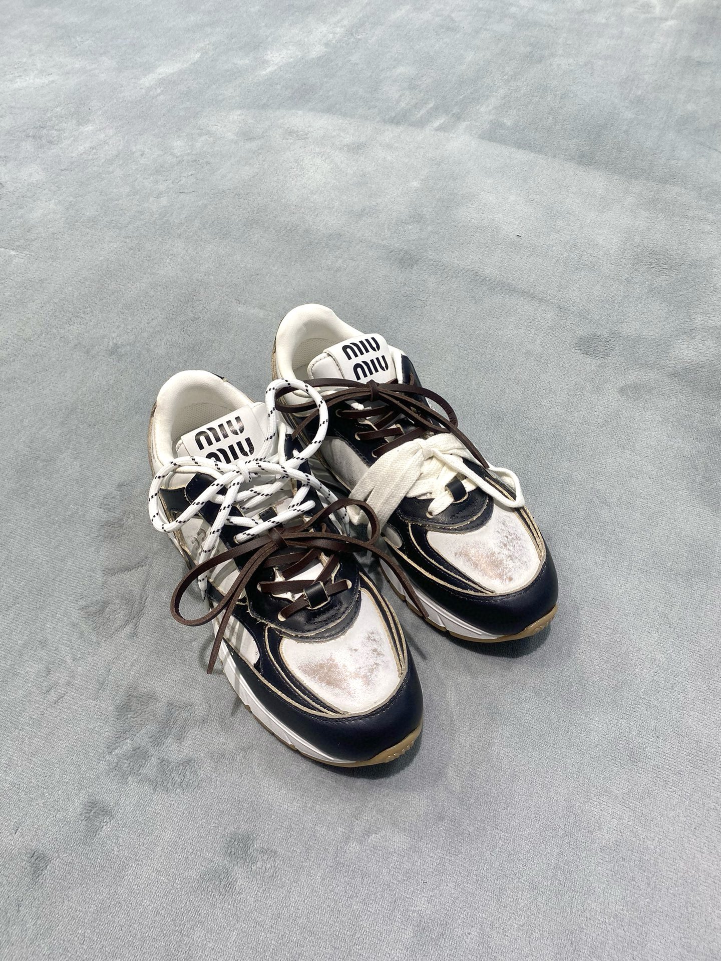 NO:693092,MiuMiu 2025 new dad shoes sneakers, color black and white, fabric: polished cowhide, lining: sheepskin outsole, original molded outsole, size female 35-39 (40 custom-made), price, extremely cost-effective, volume price, no negotiation for loose orders, casual shoes/sneakers, miumiu, sneakers, cowhide, sheepskin19860909MiuMiu缪缪2025新款老爹鞋运动鞋 颜色黑拼白 面料: 擦色牛皮 內里: 羊皮 大底原版开模大底 码数女35-39（40定做） 价格 极致性价比跑量价、散单不议价,休闲鞋/运动鞋,miumiu,sneakers,cowhide,sheepskin,Women's Shoes