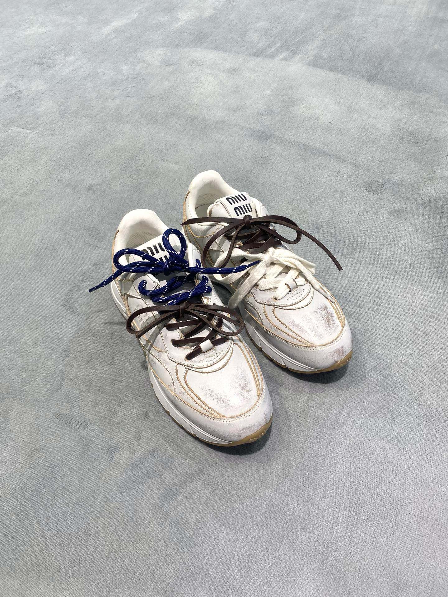 NO:693093,MiuMiu Miu Miu 2025 new dad shoes sneakers color white polished leather fabric: polished cowhide/imported net lining: sheepskin outsole original molded outsole size women's 35-39 (customized 40) price extremely cost-effective, volume price, no bargaining for bulk orders, casual shoes/sneakers, miumiu, sneakers, cowhide, sheepskin19860909MiuMiu缪缪2025新款老爹鞋运动鞋 颜色白擦色皮 面料: 擦色牛皮/进口网 內里: 羊皮 大底原版开模大底 码数女35-39（40定做） 价格 极致性价比跑量价、散单不议价,休闲鞋/运动鞋,miumiu,sneakers,cowhide,sheepskin,Women's Shoes