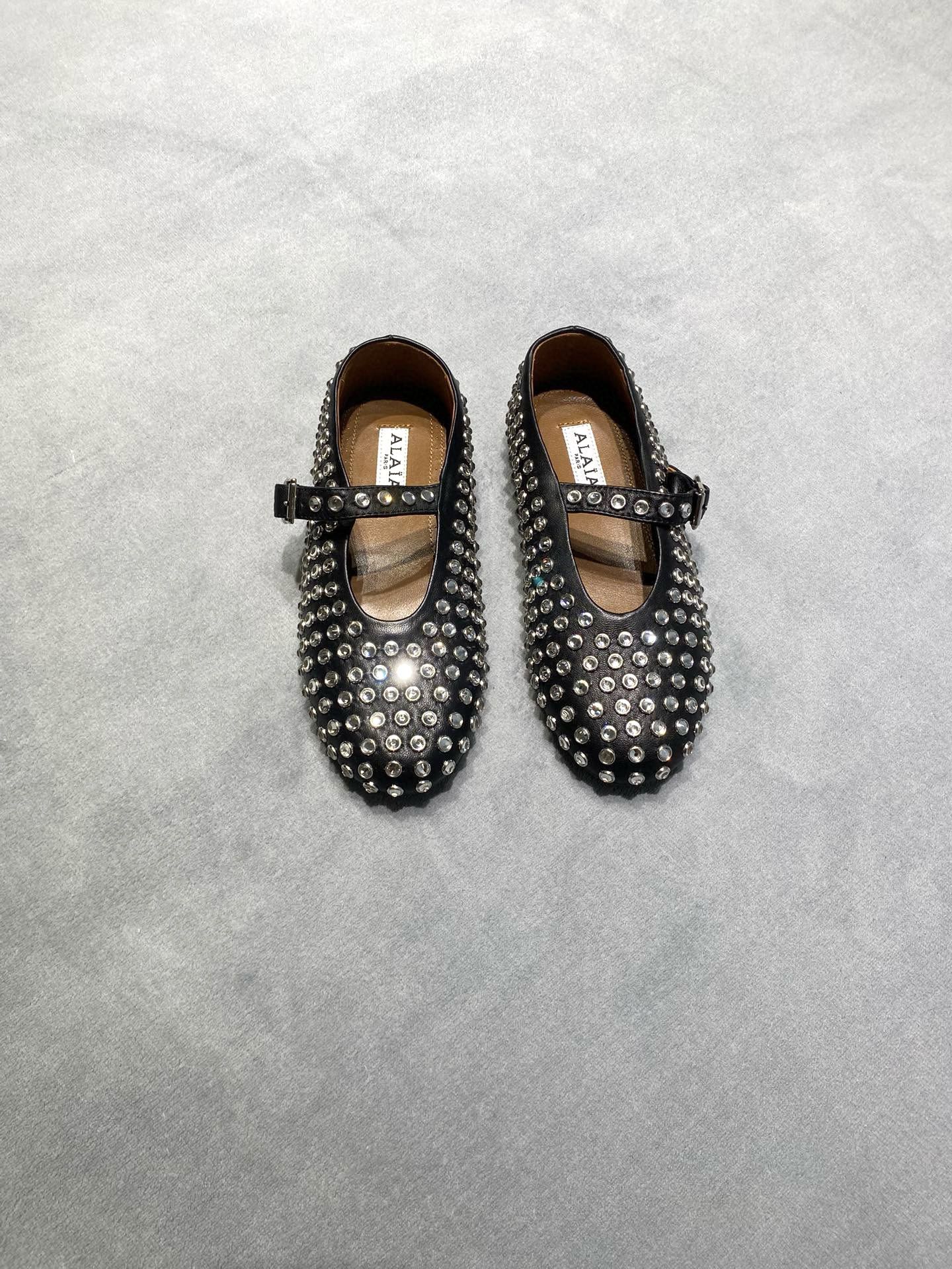 NO:693190,Original development Alaia 2025 new fishnet shoes ballet shoes sparkling rhinestones full of diamonds round toe flat shoes color black rhinestones fabric: Italian first-layer cowhide lining: Australian imported cotton sheep lining outsole original rubber outsole size women's size 35-39 40.41.42 custom-made price extremely cost-effective, volume price, no negotiation for bulk orders, ballet shoes, alaia, flats, cowhide19860909原版开发 Alaia 2025 新款渔网鞋 芭蕾舞鞋 闪耀水钻满钻 圆头平底鞋 颜色黑色水钻 面料: 意大利头层牛皮 內里: 澳洲进口棉羊里 大底原版橡胶大底 码数女码 35-39 40.41.42定做 价格 极致性价比跑量价、散单不议价,芭蕾舞鞋,alaia,flats,cowhide,Women's Shoes