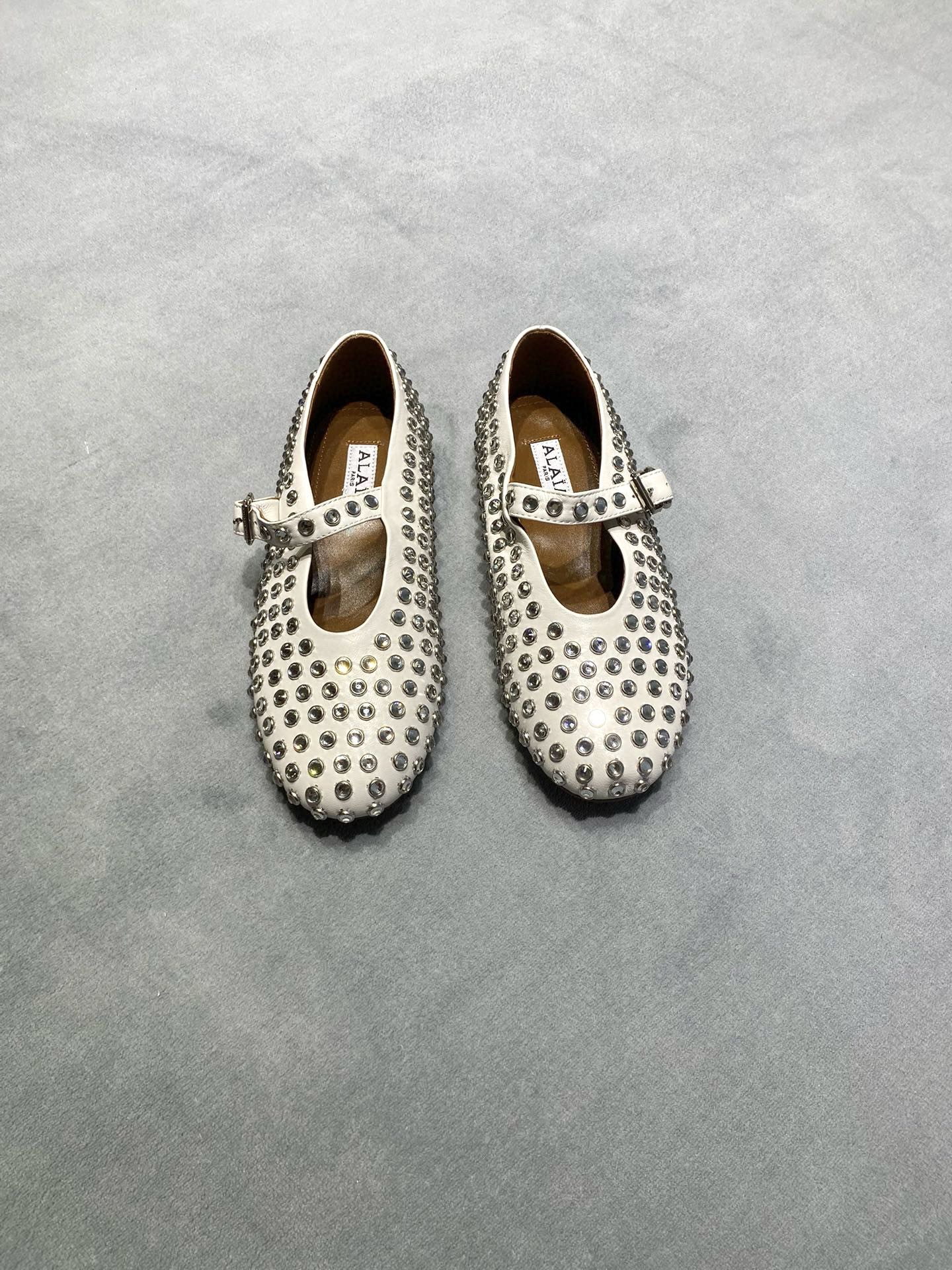 NO:693192,Original development Alaia 2025 new fishnet shoes ballet shoes sparkling rhinestones full of diamonds round toe flat shoes color white rhinestones fabric: Italian first-layer cowhide lining: Australian imported cotton sheep lining outsole original rubber outsole size women's size 35-39 40.41.42 custom-made price extremely cost-effective, volume price, no negotiation for bulk orders, ballet shoes, alaia, flats, cowhide19860909原版开发 Alaia 2025 新款渔网鞋 芭蕾舞鞋 闪耀水钻满钻 圆头平底鞋 颜色白色水钻 面料: 意大利头层牛皮 內里: 澳洲进口棉羊里 大底原版橡胶大底 码数女码 35-39 40.41.42定做 价格 极致性价比跑量价、散单不议价,芭蕾舞鞋,alaia,flats,cowhide,Women's Shoes