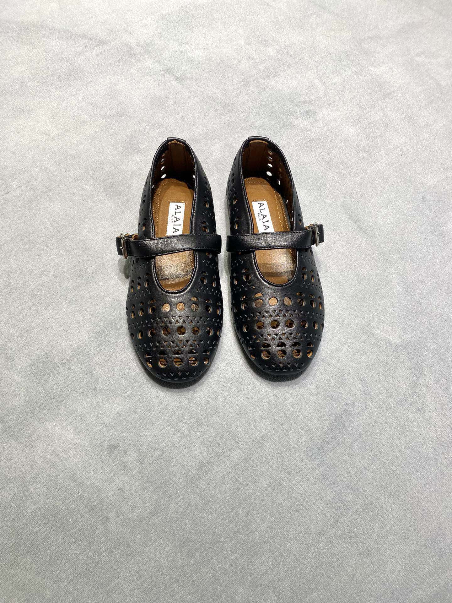 NO:693198,Original development Alaia 2025 new fishnet shoes ballet shoes hollow flat shoes color black fabric: Italian first-layer cowhide lining: Australian imported cotton sheep lining outsole original rubber outsole size women's size 35-39 40.41.42 custom-made price extremely cost-effective, volume price, no negotiation for bulk orders, ballet shoes, alaia, flats, cowhide19860909原版开发 Alaia 2025 新款渔网鞋 芭蕾舞鞋 镂空平底鞋 颜色黑色 面料: 意大利头层牛皮 內里: 澳洲进口棉羊里 大底原版橡胶大底 码数女码 35-39 40.41.42定做 价格 极致性价比跑量价、散单不议价,芭蕾舞鞋,alaia,flats,cowhide,Women's Shoes