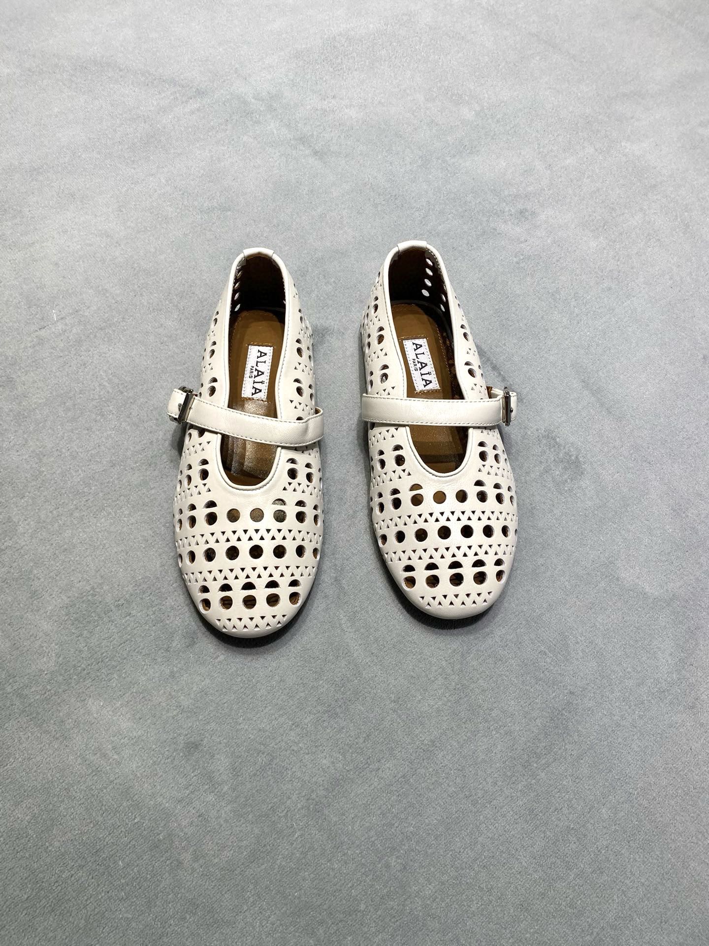 NO:693200,Original development Alaia 2025 new fishnet shoes ballet shoes hollow flat shoes color white fabric: Italian first-layer cowhide lining: Australian imported cotton sheep lining outsole original rubber outsole size women's size 35-39 40.41.42 custom-made price extremely cost-effective, volume price, no negotiation for bulk orders, ballet shoes, alaia, flats, cowhide19860909原版开发 Alaia 2025 新款渔网鞋 芭蕾舞鞋 镂空平底鞋 颜色白色 面料: 意大利头层牛皮 內里: 澳洲进口棉羊里 大底原版橡胶大底 码数女码 35-39 40.41.42定做 价格 极致性价比跑量价、散单不议价,芭蕾舞鞋,alaia,flats,cowhide,Women's Shoes