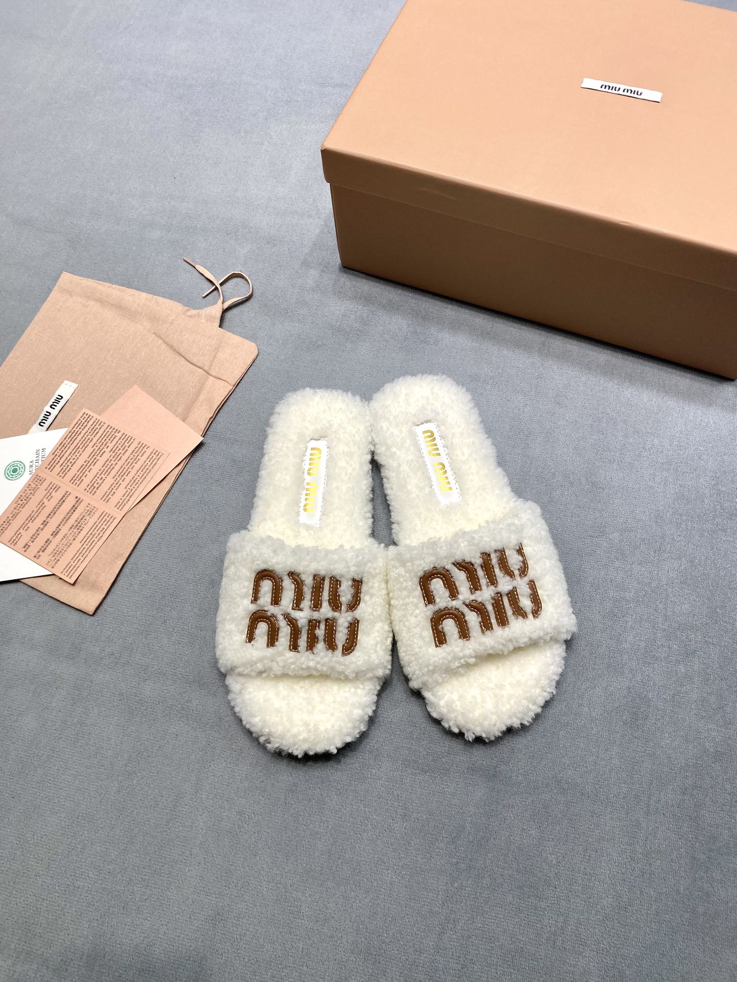 NO:693352,(Thin sole) Original development MiuMiu Miu Miu 2025 new autumn and winter lazy sheep real wool lazy slippers Color-blocked flat thin-soled lamb wool Fabric: Australian imported lamb wool Lining: Australian imported lamb wool Outsole Original rubber outsole Size 35-39 (40.41 custom-made) Price Extremely cost-effective, volume price, no bargaining for loose orders, woolen shoes and slippers, miumiu, slippers19860909（薄底）原版开发 MiuMiu缪缪 2025新款秋冬懒羊羊真羊毛懒人拖鞋 拼色平底薄底羊羔毛 面料: 澳洲进口羊羔毛 內里: 澳洲进口羊羔毛 大底原版橡胶大底 码数35-39（40.41定做） 价格 极致性价比跑量价、散单不议价,毛毛鞋拖鞋,miumiu,slippers,Women's Shoes