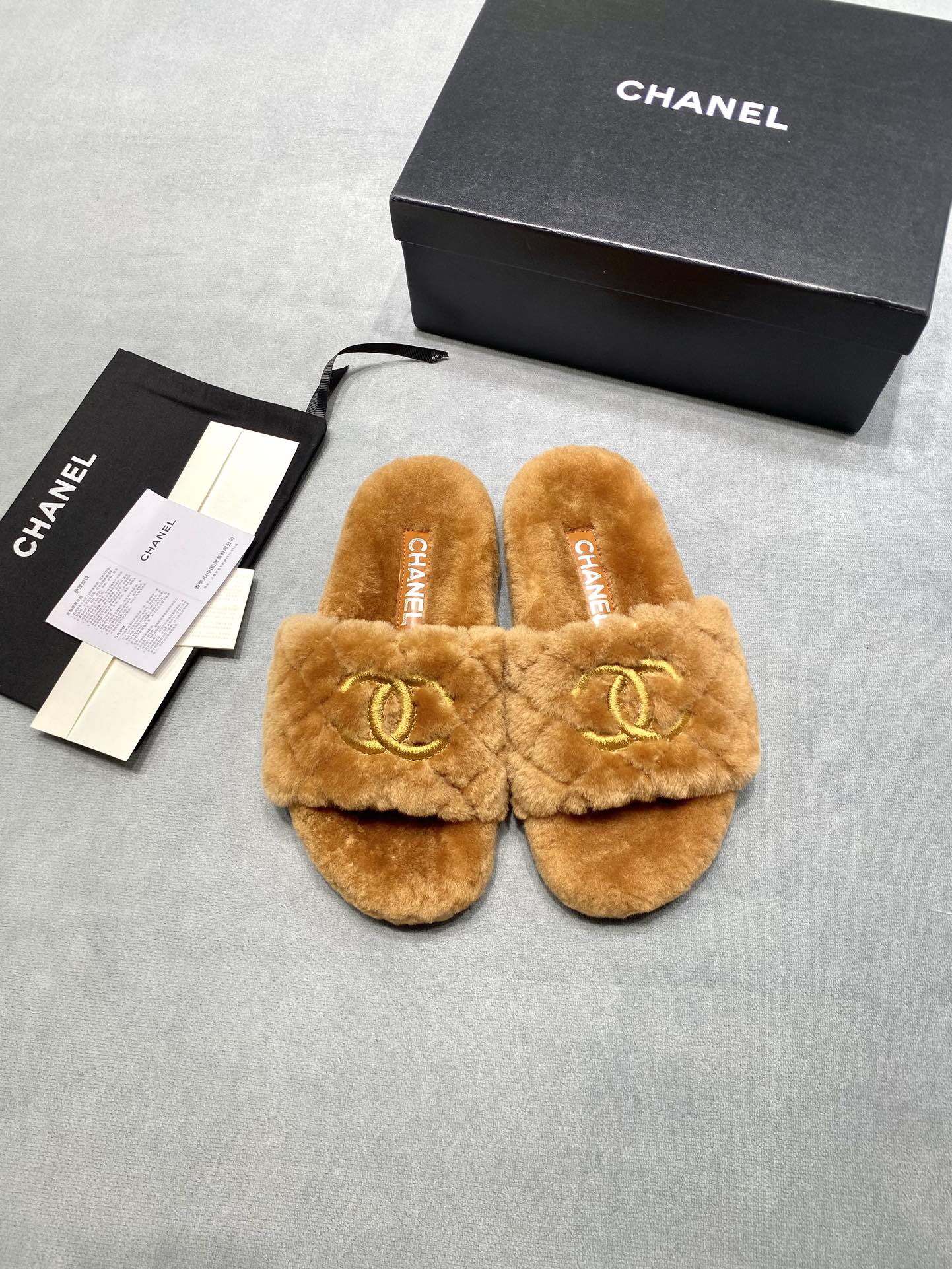 NO:693328,Original development of Chane* Chanel 2025 new autumn and winter lazy sheep real wool lazy slippers, rhombus electric embroidered small fragrant wool slippers. Fabric: Australian imported lamb wool. Lining: Australian imported lamb wool. Outsole. Original rubber outsole. Size 35-39 (customized at 40.41). Price. Extremely cost-effective. Quantity price, no bargaining for loose orders, woolen shoes and slippers, chanel, chanel, slippers.19860909原版开发 Chane*香奈儿 2025新款秋冬懒羊羊真羊毛懒人拖鞋 菱格电绣小香毛拖 面料: 澳洲进口羊羔毛 內里: 澳洲进口羊羔毛 大底原版橡胶大底 码数35-39（40.41定做） 价格 极致性价比跑量价、散单不议价,毛毛鞋拖鞋,chanel,chanel,slippers,Women's Shoes