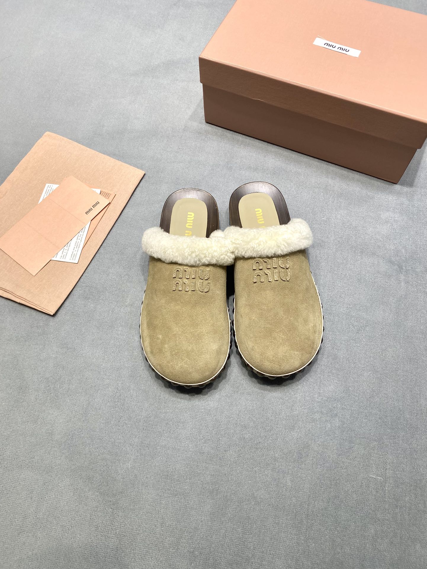 NO:693347,Original development MiuMiu 2025 new Boken slippers Studded wool slippers Fabric: High mercerized beef tendon Lining: Australian imported wool Outsole Original rubber outsole Size 35-39 (40. Customized) Price Extremely cost-effective, quantity and price, no bargaining for bulk orders, woolen shoes and slippers, miumiu, slippers19860909原版开发 MiuMiu缪缪 2025 新款博肯拖鞋 铆钉羊毛拖鞋 面料: 高丝光牛筋 內里: 澳洲进口羊毛 大底原版橡胶大底 码数35-39（40.定做） 价格 极致性价比跑量价、散单不议价,毛毛鞋拖鞋,miumiu,slippers,Women's Shoes