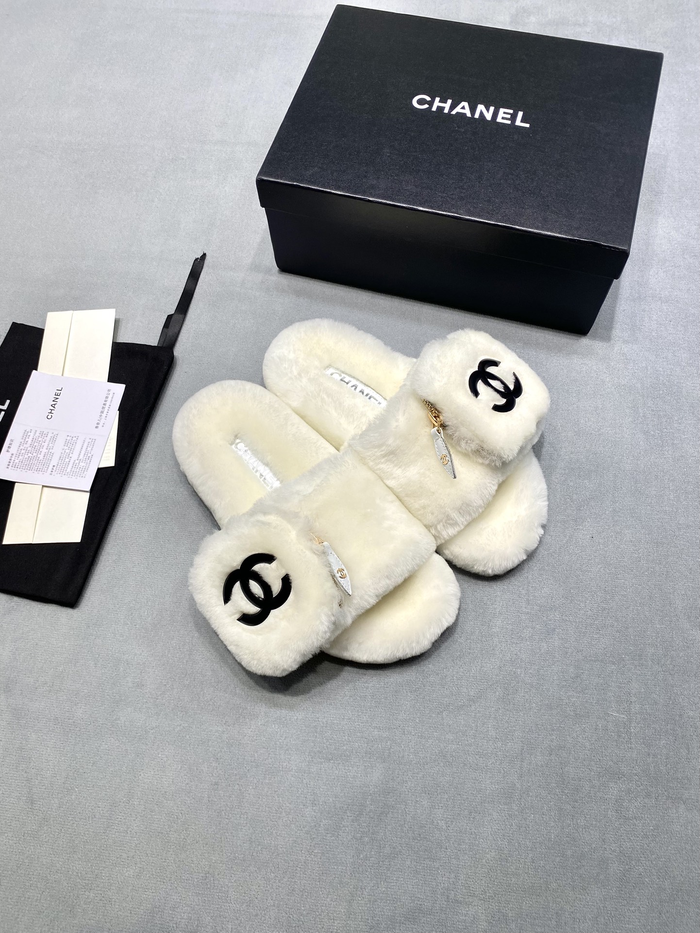NO:693342,Original development Chanel*Chanel 2025 new autumn and winter lazy sheep real wool lazy slippers Hot stamped double small wallet Small fragrant wool slippers Fabric: Australian imported lamb wool Lining: Australian imported lamb wool Outsole Original rubber outsole Size 35-39 (40.41 customized) Price Extremely cost-effective, quantity and price, no bargaining for loose orders, woolen shoes and slippers, chanel, chanel, slippers, wallets19860909原版开发 Chane*香奈儿 2025新款秋冬懒羊羊真羊毛懒人拖鞋 烫印双小钱包 小香毛拖 面料: 澳洲进口羊羔毛 內里: 澳洲进口羊羔毛 大底原版橡胶大底 码数35-39（40.41定做） 价格 极致性价比跑量价、散单不议价,毛毛鞋拖鞋,chanel,chanel,slippers,wallets,Women's Shoes