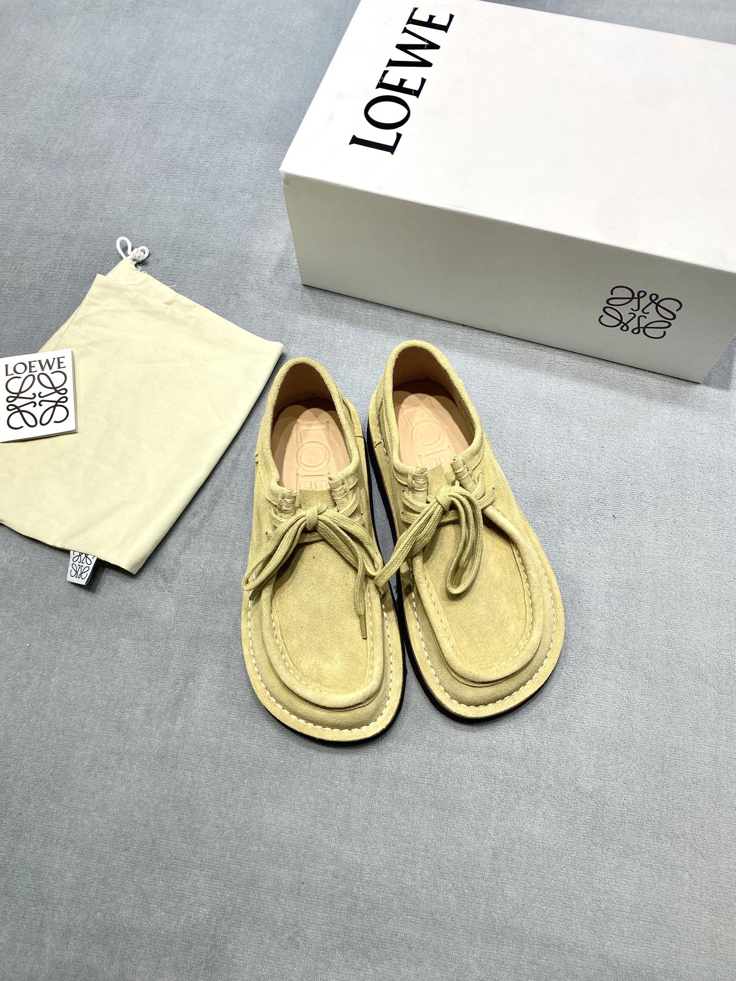 NO:693224,Original development of Loewe LOEVE 2025 autumn and winter new loafers Fabric: Cow suede Lining: Cowhide Outsole Genuine leather sandwich + foam outsole Size Female code 35-39 (40 customized, non-refundable) Male code 40-44 (45 customized, non-refundable) Price Female Male Extremely cost-effective, quantity and price, no negotiation for bulk orders, loafers, loewe, loewe, loafers, cowhide19860909原版开发 罗意威LOEVE 2025秋冬新款乐福鞋 面料: 牛反绒 內里: 牛皮 大底真皮夹层+发泡大底 码数女码35-39（40定做不退换）  男码40-44（45定做不退换） 价格女 男码 极致性价比跑量价、散单不议价,乐福鞋,loewe,loewe,loafers,cowhide,Women's Shoes