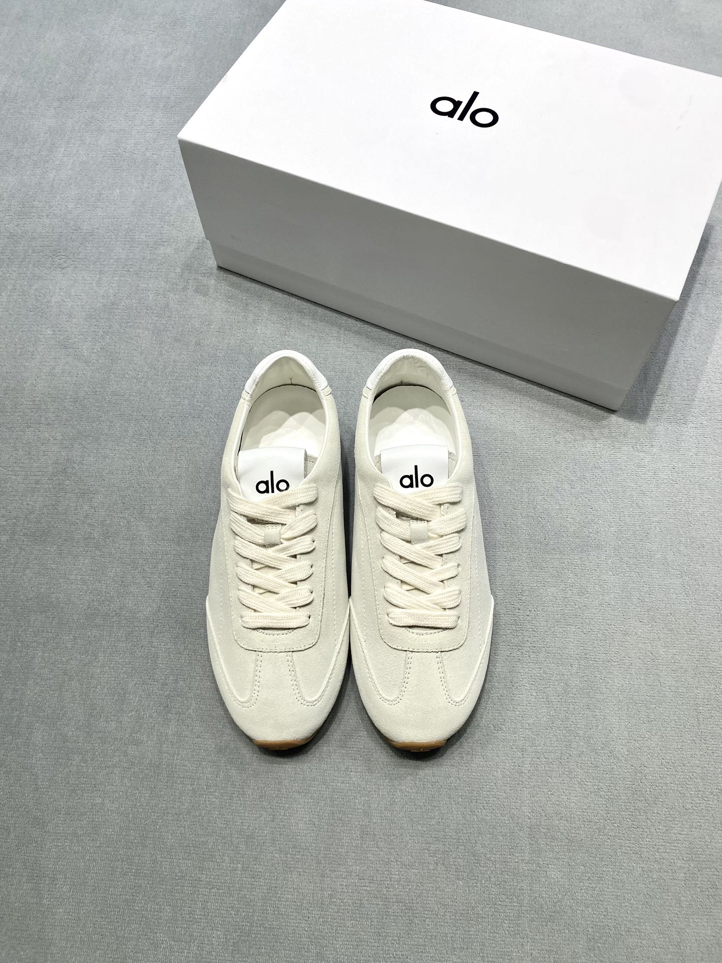 NO:693148,The original development of alo 25ss early autumn new moral training shoes for couples, casual shoes for men and women, is a thin-soled model that is not heavy on the feet at all! Very light! It looks even better with socks! And it’s the same style recommended by celebrities ~ the upper toes are super slim and the legs are very slim! Super suitable for us little girls ~ The overall shoe is also a classic cow suede design with a delicate texture on the upper! ! Fabric: Suede imported from Italy Lining: Sheepskin imported from Australia Original rubber outsole Size: Women's size 35-40 (40 is custom-made and non-returnable) Men's size 39-45 (45 is custom-made and non-returnable) Price Men's model Extremely cost-effective, no bargaining for loose orders, casual shoes/sports shoes, sneakers, sheepskin, chamois leather19860909原版开发 alo 25ss 早秋新款德训鞋情侣款 男女休闲鞋 是薄底款上脚一点都不沉重！非常轻便！套上袜套搭配更好看！而且还是明星同款推荐～上脚超级显腿细！超级适合我们小个子女生～鞋子整体也是经典的牛反绒设计搭配鞋面细腻的纹路肌理感！！ 面料: 意大利进口麂皮 內里: 澳洲进口绵羊皮 大底原版橡胶大底 码数女码35-40（40定做不退换） 男码39-45（45定做不退换） 价格 男款 极致性价比、散单不议价,休闲鞋/运动鞋,sneakers,sheepskin,chamois leather,Women's Shoes