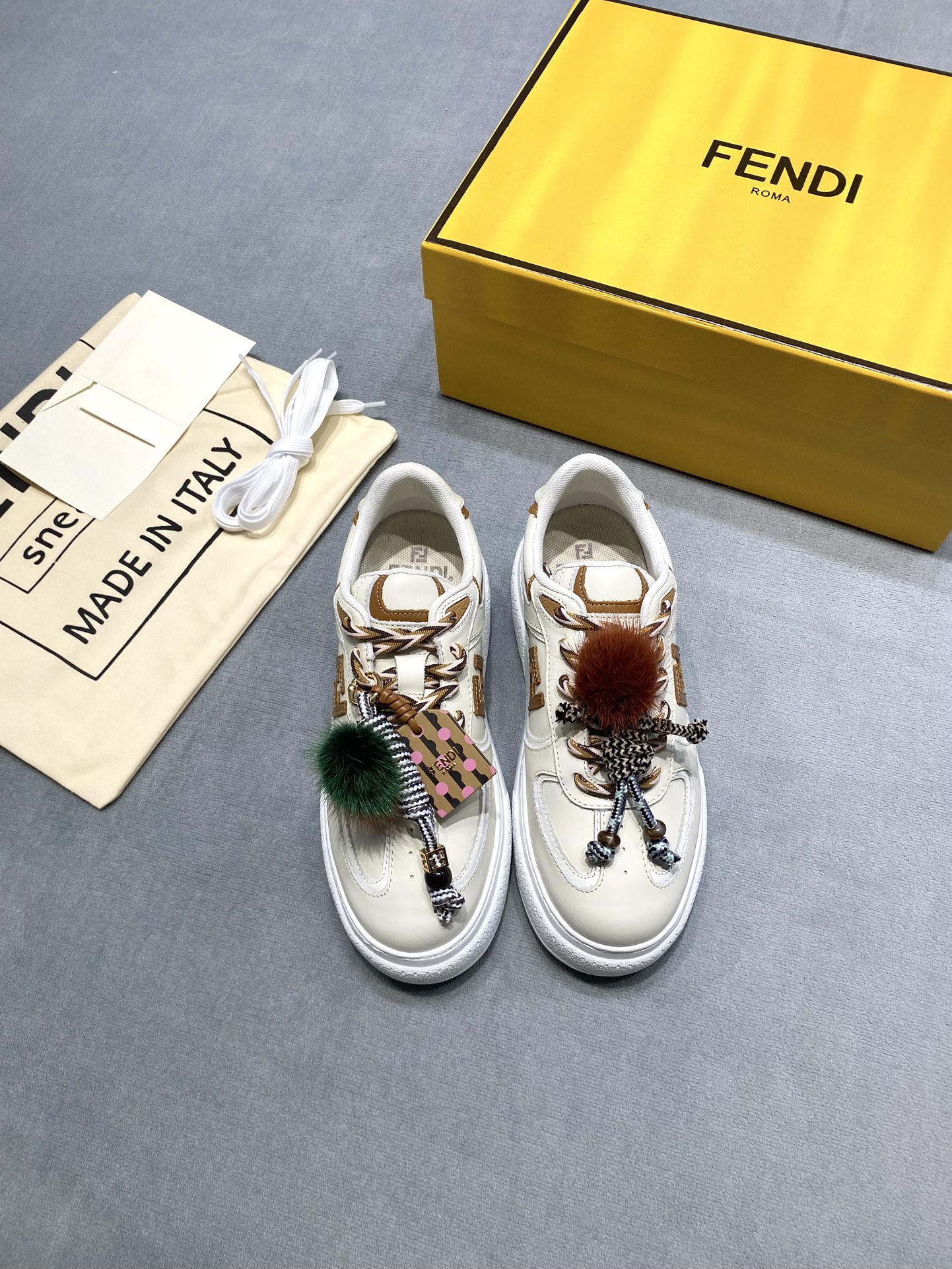 NO:693222,Original development of Fendi2025 new thick-soled sneakers, casual height-increasing women's shoes. The new FENDI Match Platform sneakers continue the classic appearance and are presented with a new thick-soled design. They are not only unique in color details, but also equipped with a unique mini buckle Doll charm. The doll is made of mink fur POMPOM and multi-color mountaineering shoelace weaving. Metal 'FF' cufflinks and beaded details add to the layering; hand-woven Scoubidou The pendant is also tied with a playful fur ball, which is inspired by the knotted lanyards made in summer camps. It carries beautiful memories of childhood and friendship, and is also the emotional key to convey feelings between 'BFFs'. Fabric: First-layer cowhide imported from Italy. Lining: Italian breathable mesh. Outsole Original TPU outsole Size 35-39 (40. Customized) Price Accessories Genuine materials, extremely cost-effective, no bargaining for loose orders, casual shoes/sports shoes, fendi, tom ford, sneakers, cowhide19860909原版开发 Fendi2025 新款厚底运动鞋 休闲增高女鞋 全新 FENDI Match Platform 运动鞋延续经典外观,以全新厚底设计呈现,不仅在色彩细节上别出心裁,更配有独特的迷你饰扣Doll charm 人偶由水貂皮草 POMPOM 和多色登山鞋带编织共同打造,金属「FF」袖扣与珠饰细节更添层次；手工编织的 Scoubidou 挂饰同样系上俏皮毛球,其灵感源自夏令营制作的打结挂绳,承载着关于童年和友谊的美好回忆,同样是「BFF」之间传递心意的情感密钥 面料: 意大利进口头层牛皮 內里: 意大利透气网 大底原版TPU大底 码数35-39（40.定做） 价格 配饰 真材实料、极致性价比跑量价、散单不议价,休闲鞋/运动鞋,fendi,tom ford,sneakers,cowhide,Women's Shoes