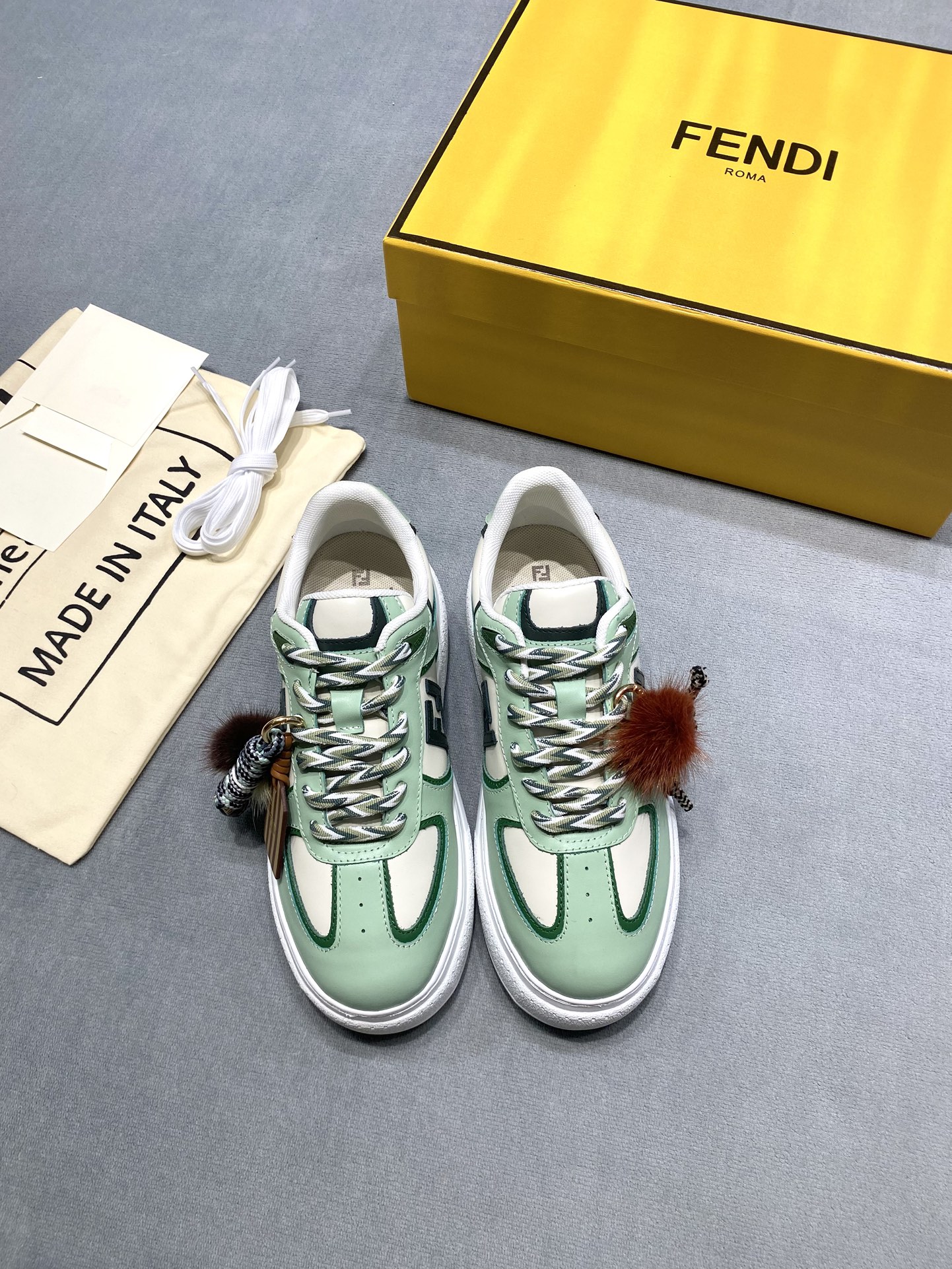 NO:693214,Original development of Fendi2025 new thick-soled sneakers, casual height-increasing women's shoes. The new FENDI Match Platform sneakers continue the classic appearance and are presented with a new thick-soled design. They are not only unique in color details, but also equipped with a unique mini buckle Doll charm. The doll is made of mink fur POMPOM and multi-color mountaineering shoelace weaving. Metal 'FF' cufflinks and beaded details add to the layering; hand-woven Scoubidou The pendant is also tied with a playful fur ball, which is inspired by the knotted lanyards made in summer camps. It carries beautiful memories of childhood and friendship, and is also the emotional key to convey feelings between 'BFFs'. Fabric: First-layer cowhide imported from Italy. Lining: Italian breathable mesh. Outsole Original TPU outsole Size 35-39 (40. Customized) Price Accessories Genuine materials, extremely cost-effective, no bargaining for loose orders, casual shoes/sports shoes, fendi, tom ford, sneakers, cowhide19860909原版开发 Fendi2025 新款厚底运动鞋 休闲增高女鞋 全新 FENDI Match Platform 运动鞋延续经典外观,以全新厚底设计呈现,不仅在色彩细节上别出心裁,更配有独特的迷你饰扣Doll charm 人偶由水貂皮草 POMPOM 和多色登山鞋带编织共同打造,金属「FF」袖扣与珠饰细节更添层次；手工编织的 Scoubidou 挂饰同样系上俏皮毛球,其灵感源自夏令营制作的打结挂绳,承载着关于童年和友谊的美好回忆,同样是「BFF」之间传递心意的情感密钥 面料: 意大利进口头层牛皮 內里: 意大利透气网 大底原版TPU大底 码数35-39（40.定做） 价格 配饰 真材实料、极致性价比跑量价、散单不议价,休闲鞋/运动鞋,fendi,tom ford,sneakers,cowhide,Women's Shoes