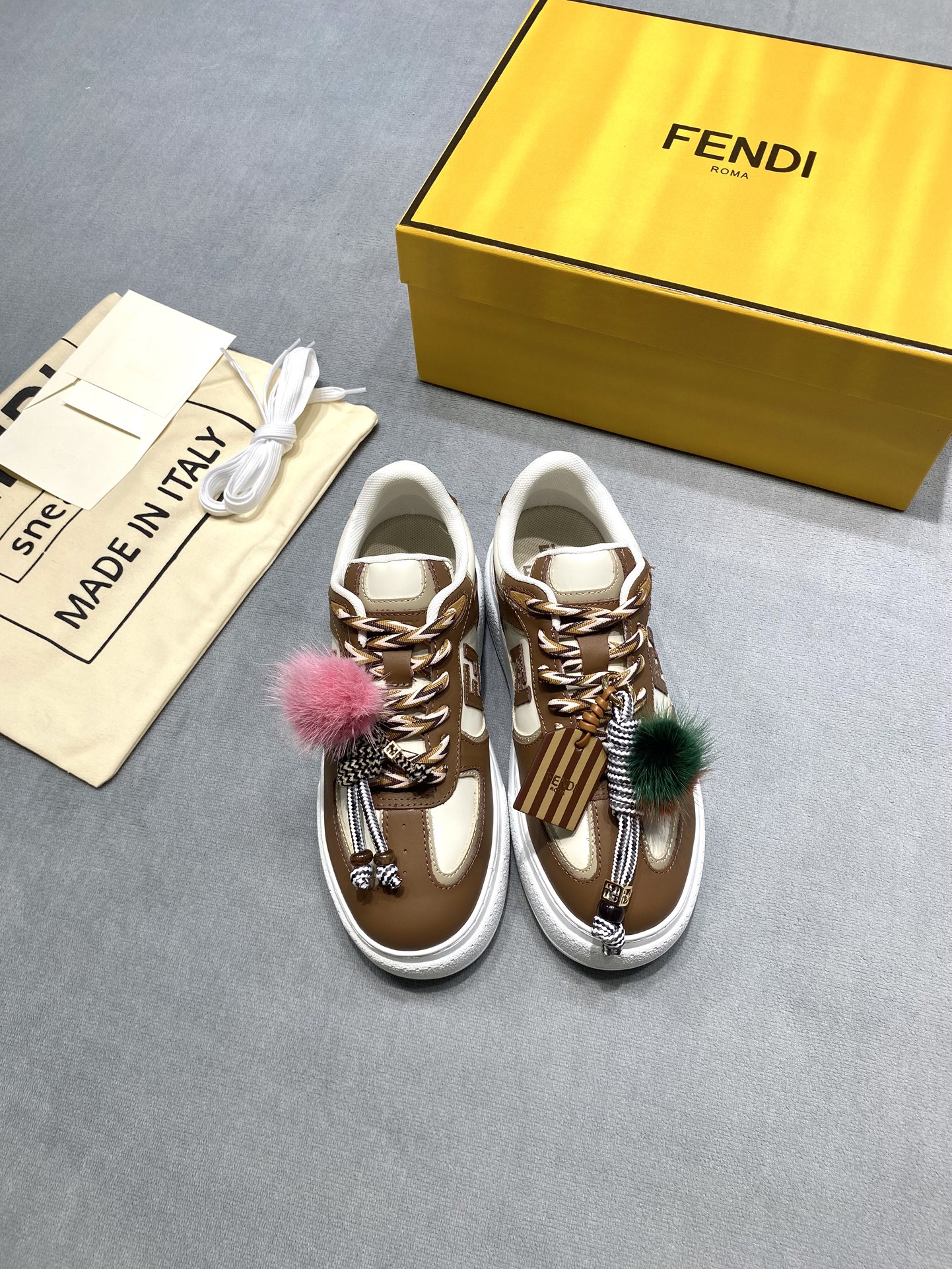 NO:693210,Original development of Fendi2025 new thick-soled sneakers, casual height-increasing women's shoes. The new FENDI Match Platform sneakers continue the classic appearance and are presented with a new thick-soled design. They are not only unique in color details, but also equipped with a unique mini buckle Doll charm. The doll is made of mink fur POMPOM and multi-color mountaineering shoelace weaving. Metal 'FF' cufflinks and beaded details add to the layering; hand-woven Scoubidou The pendant is also tied with a playful fur ball, which is inspired by the knotted lanyards made in summer camps. It carries beautiful memories of childhood and friendship, and is also the emotional key to convey feelings between 'BFFs'. Fabric: First-layer cowhide imported from Italy. Lining: Italian breathable mesh. Outsole Original TPU outsole Size 35-39 (40. Customized) Price Accessories Genuine materials, extremely cost-effective, no bargaining for loose orders, casual shoes/sports shoes, fendi, tom ford, sneakers, cowhide19860909原版开发 Fendi2025 新款厚底运动鞋 休闲增高女鞋 全新 FENDI Match Platform 运动鞋延续经典外观,以全新厚底设计呈现,不仅在色彩细节上别出心裁,更配有独特的迷你饰扣Doll charm 人偶由水貂皮草 POMPOM 和多色登山鞋带编织共同打造,金属「FF」袖扣与珠饰细节更添层次；手工编织的 Scoubidou 挂饰同样系上俏皮毛球,其灵感源自夏令营制作的打结挂绳,承载着关于童年和友谊的美好回忆,同样是「BFF」之间传递心意的情感密钥 面料: 意大利进口头层牛皮 內里: 意大利透气网 大底原版TPU大底 码数35-39（40.定做） 价格 配饰 真材实料、极致性价比跑量价、散单不议价,休闲鞋/运动鞋,fendi,tom ford,sneakers,cowhide,Women's Shoes