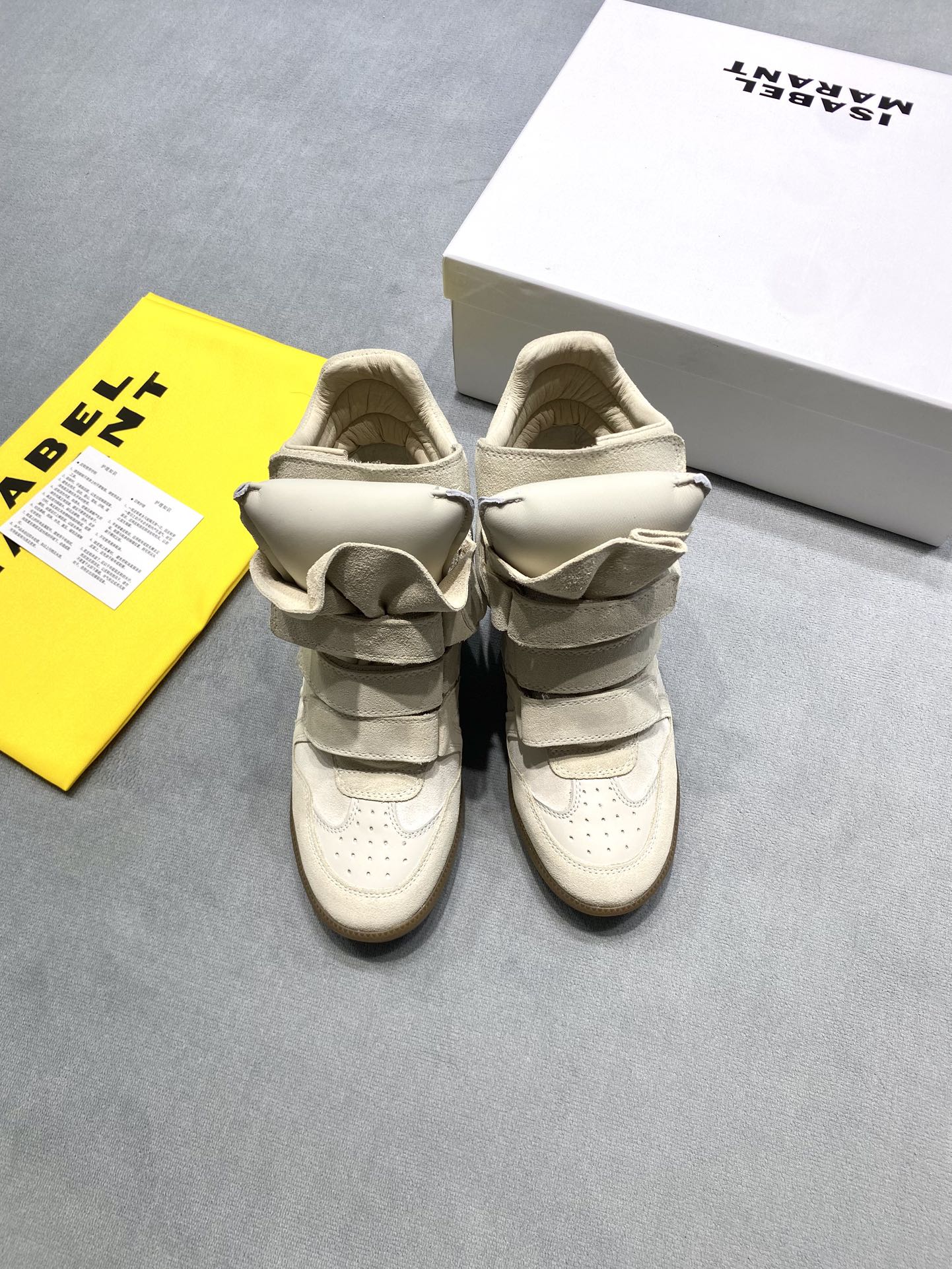 NO:693137,Original development 2025ss classic Isabel Marant thick sole inner heightening Velcro color block casual short boots high top women's shoes BEKETT wedge sneakers with personality Classic suede splicing silhouette, inner heightening ingenuity hidden in the details, street sense collides with future tension, one step into the relaxed and rebellious daily style The inner heightening sneakers worn by the fashionable sister I liked when I was a child are back in fashion. Fabric: Italian imported cowhide/first layer cowhide Lining: Breathable pigskin lining imported from Italy Original rubber outsole Size 35-39 (customized at 40.41) Price Extremely cost-effective, quantity and price, no negotiation for bulk orders, snow boots, boots, sneakers, cowhide, chamois leather19860909原版开发 2025ss 经典伊莎贝尔 Isabel Marant 厚底内增高 魔术贴 拼色休闲短靴 高帮女鞋 BEKETT 楔形运动鞋个性出镜 经典麂皮拼接廓形、内增高巧思藏于细节、街头感碰撞未来张力、一步踏出松弛又叛逆的日常风格 小时候喜欢的时髦姐姐穿的内增高运动鞋又流行回来了. 面料: 意大利进口牛猄/头层牛皮 內里: 意大利进口透气猪皮里 大底原版橡胶大底 码数35-39（40.41定做） 价格 极致性价比跑量价、散单不议价,雪地靴,boots,sneakers,cowhide,chamois leather,Women's Shoes