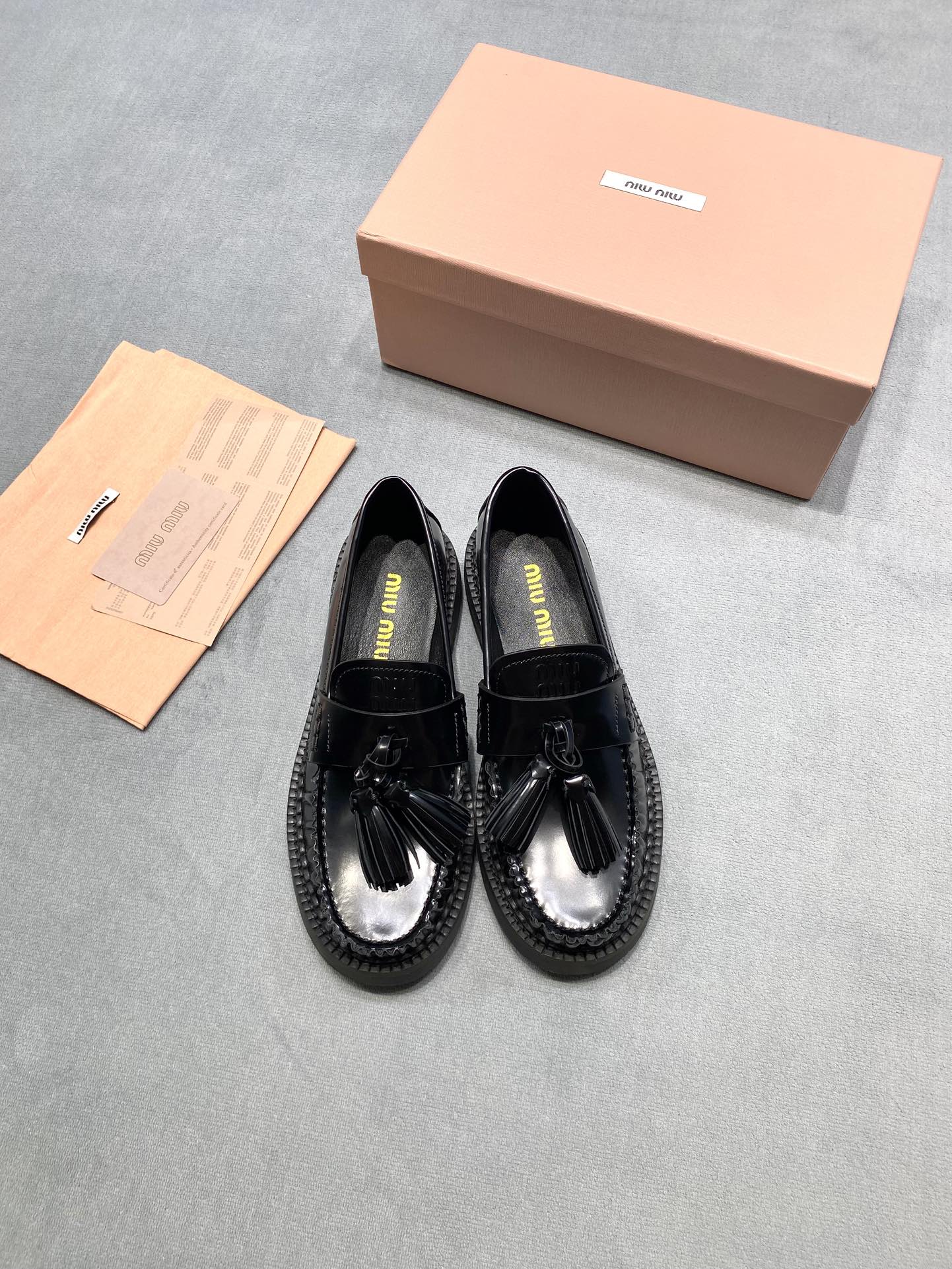 NO:693027,Original developed Miu Miu 25ss loafers of the same style as Liu Haocun, tassel small leather suitcase, retro literary style Liu Haocun's outfits have always been very girly, and this time the Miu Miu 25ss tassel loafers on her feet are so beautiful that they are so beautiful! This pair of shoes perfectly combines sweetness and retro, easily creating a unique fashion. This pair of Miu Miu tassel loafers is modeled on classic loafers. The upper is made of high-quality leather, which is full of luster. .The iconic tassel design sways with the steps, adding a smart and playful atmosphere to the shoes. The thick-soled style not only increases the height, but also has a retro charm, and has its own aura when walking. The overall design is simple and yet detailed, and is very suitable for daily outings or participating in some leisure activities. Fabric: Italian imported open edge beads Inner: Australian imported sheepskin outsole Original rubber outsole Size 35-39 (customized for 40) Price Extremely cost-effective, quantity and price, no negotiation for bulk orders, loafers, miumiu, loafers, sheepskin19860909原版开发 Miu Miu 25ss 刘浩存同款乐福鞋 流苏小皮箱 复古文艺风 刘浩存的穿搭一直都很有少女感,这次她脚上的Miu Miu 25ss流苏款乐福鞋,更是直接美到心巴上！这双鞋完美融合了甜美与复古,轻松打造出独特的时尚 这双Miu Miu流苏乐福鞋,以经典乐福鞋为蓝本,鞋面采用质感上乘的皮革,光泽感十足 .标志性的流苏设计,随着步伐摇曳生姿,为鞋子增添了灵动俏皮的氛围.厚底的款式,不仅增加了身高,还带有复古韵味,走路时自带气场.整体设计简约又不失细节,无论是日常出街还是参加一些休闲活动,都非常合适. 面料: 意大利进口开边珠 內里: 澳洲进口绵羊皮 大底原版橡胶大底 码数35-39（40定做） 价格 极致性价比跑量价、散单不议价,乐福鞋,miumiu,loafers,sheepskin,Women's Shoes