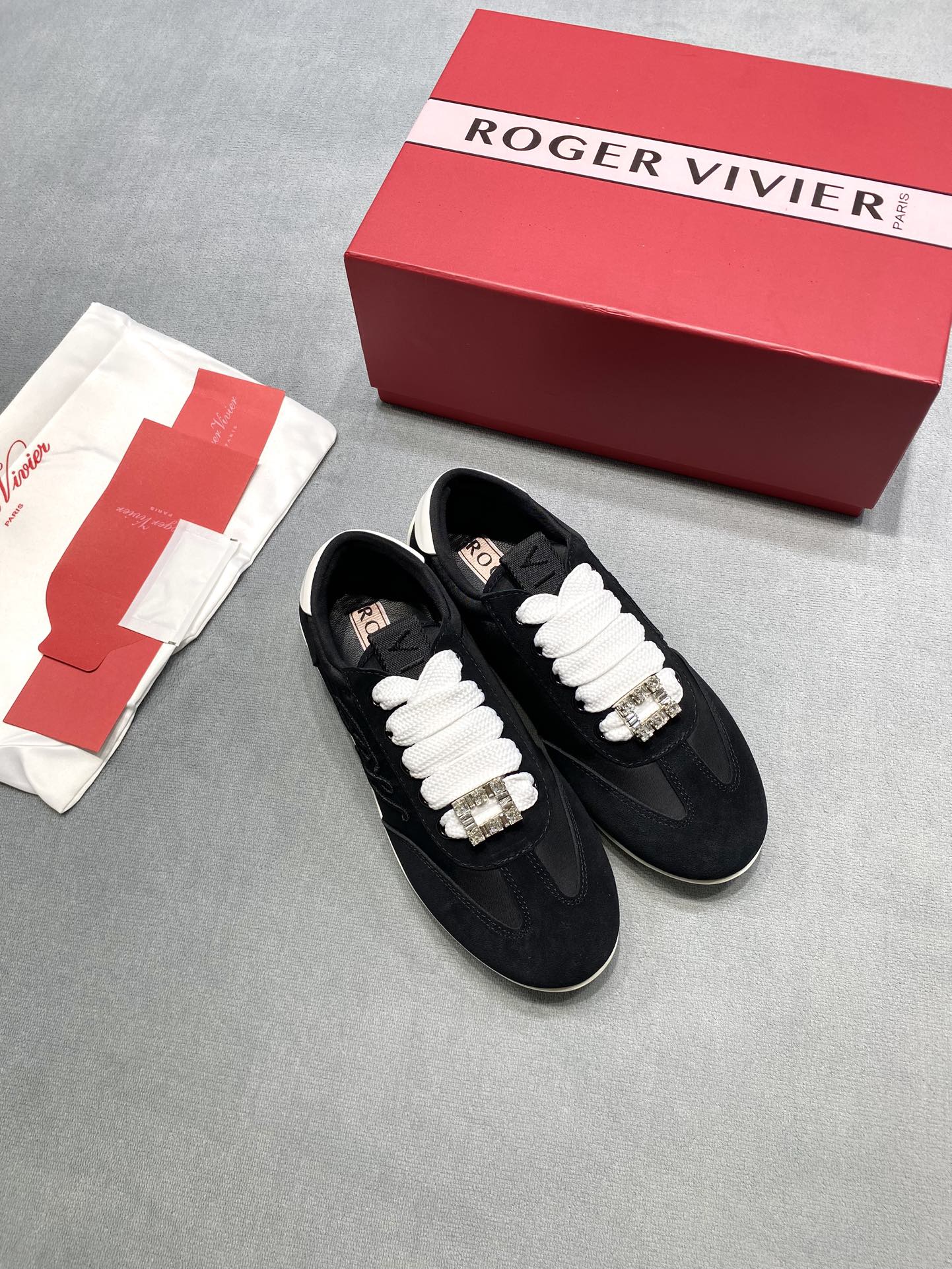 NO:693235,Original development of RogerVivien 25ss moral training shoes. Suede and breathable fabric are interlaced in gold. RV embroidery on the side is done with millimeter precision. Renaissance-style interpretation of smooth design between steps, making every step a footnote of the philosophy of life. Relaxation is born from the dialectic of precision and freedom. Fabric: Suede/space cloth Lining: Australian imported sheepskin outsole Original rubber outsole Size 35-39 (customized in size 40) Price: Extremely cost-effective, no bargaining for loose orders, casual shoes/sports shoes, roger vivor, sneakers, sheepskin, chamois leather19860909原版开发 RogerVivien 25ss德训鞋 麂皮与透气织物的鎏金交错,侧缘RV刺绣以毫米精度落笔,文艺复兴式地在步履间诠释流畅设计, 让每一步都成为生活哲学的注脚, 松弛生于精工与自由的辩证. 面料: 麂皮/太空布 內里: 澳洲进口绵羊皮 大底原版橡胶大底 码数35-39（40定做） 价格 极致性价比跑量价、散单不议价,休闲鞋/运动鞋,roger vivier,sneakers,sheepskin,chamois leather,Women's Shoes