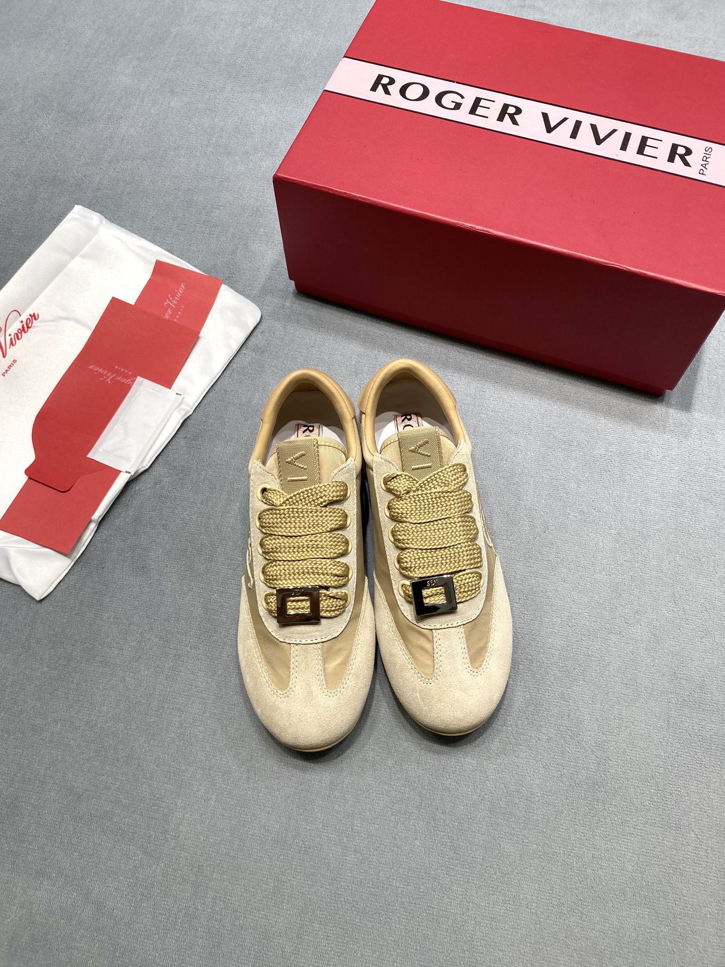 NO:693209,Original development of RogerVivien 25ss moral training shoes. Suede and breathable fabric are interlaced in gold. RV embroidery on the side is done with millimeter precision. Renaissance-style interpretation of smooth design between steps, making every step a footnote of the philosophy of life. Relaxation is born from the dialectic of precision and freedom. Fabric: Suede/space cloth Lining: Australian imported sheepskin outsole Original rubber outsole Size 35-39 (customized in size 40) Price: Extremely cost-effective, no bargaining for loose orders, casual shoes/sports shoes, roger vivor, sneakers, sheepskin, chamois leather19860909原版开发 RogerVivien 25ss德训鞋 麂皮与透气织物的鎏金交错,侧缘RV刺绣以毫米精度落笔,文艺复兴式地在步履间诠释流畅设计, 让每一步都成为生活哲学的注脚, 松弛生于精工与自由的辩证. 面料: 麂皮/太空布 內里: 澳洲进口绵羊皮 大底原版橡胶大底 码数35-39（40定做） 价格 极致性价比跑量价、散单不议价,休闲鞋/运动鞋,roger vivier,sneakers,sheepskin,chamois leather,Women's Shoes