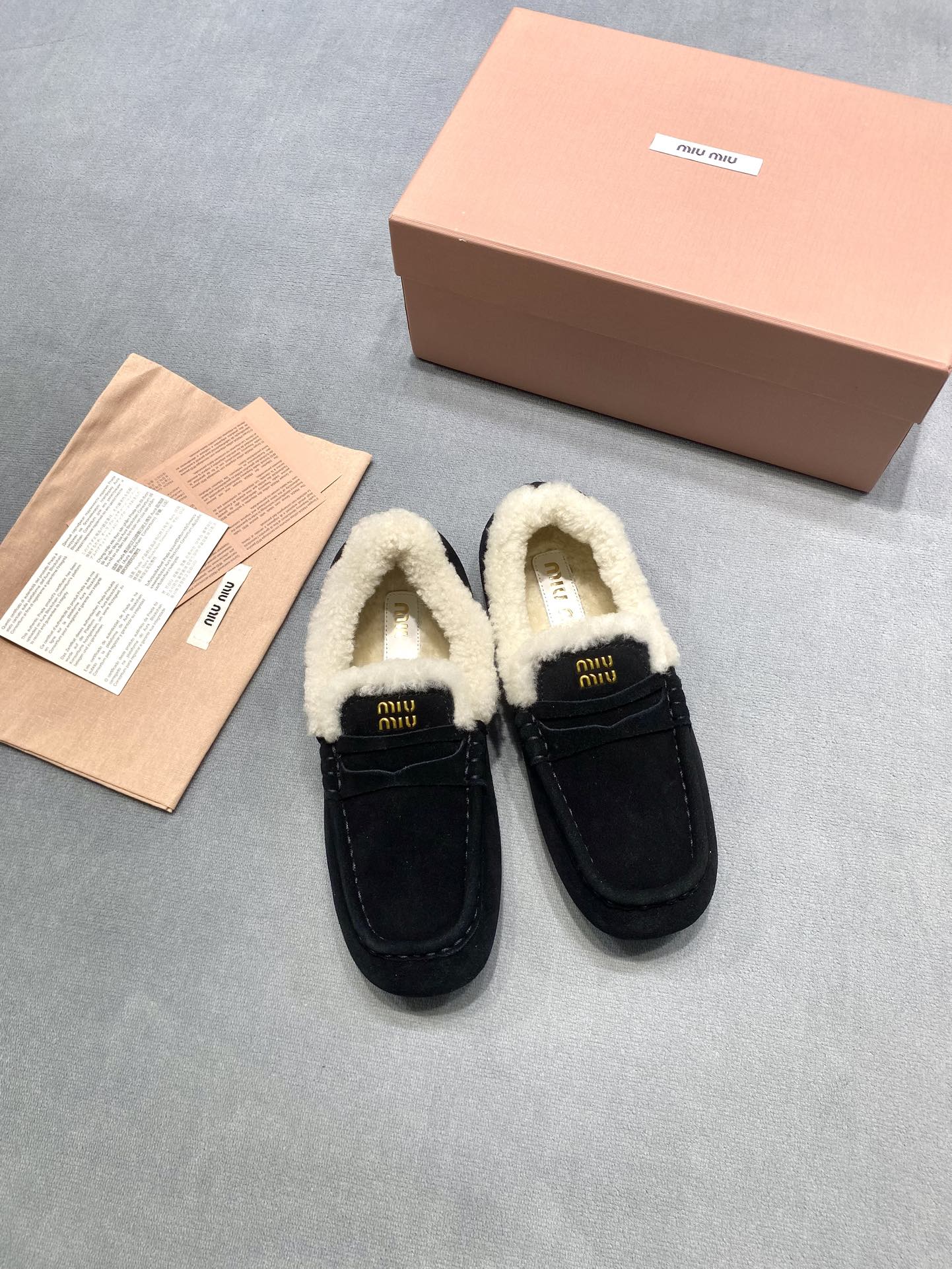 NO:692965,Miu Miu 2025 Square Toe Loafers Flat Dancing Shoes Beanie Shoes Color Black Material: Cow Lining: Imported Australian Sheep Wool Outsole Original Open Mold Outsole Size 35-39 (Customized for Women 40) Price Extremely cost-effective, volume price, no negotiation for bulk orders, fur shoes, miumiu, loafers19860909Miu Miu 2025 方头乐福鞋 平底跳舞鞋毛鞋 豆豆鞋 颜色黑色 面料: 牛猄 內里: 进口澳洲绵羊毛 大底原版开模大底 码数35-39（女40定做） 价格 极致性价比跑量价、散单不议价,毛毛鞋,miumiu,loafers,Women's Shoes